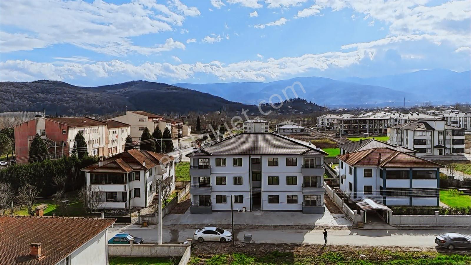 Aker Emlaktan İ.okula,liseye,üniversiteye 150m Mesafede 2+1