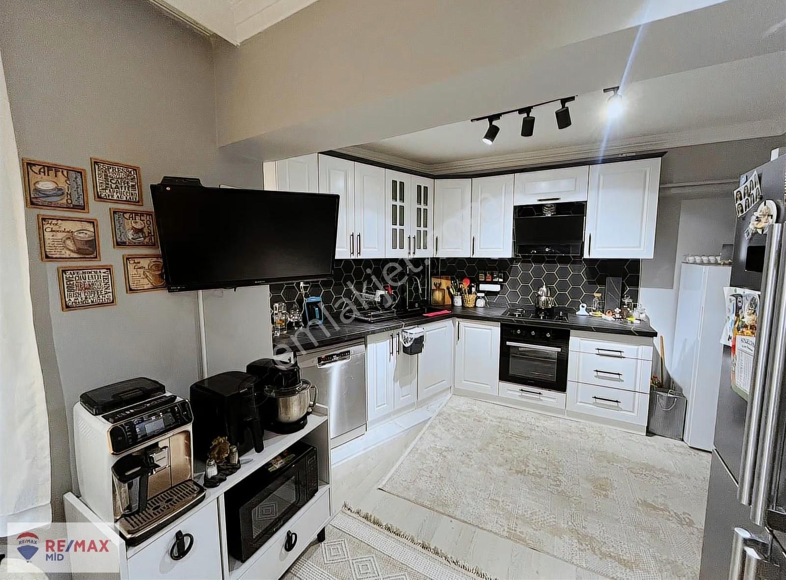 Remax Mıd 'den Çarşı Merkezde Satılık Emsalsız Daıre