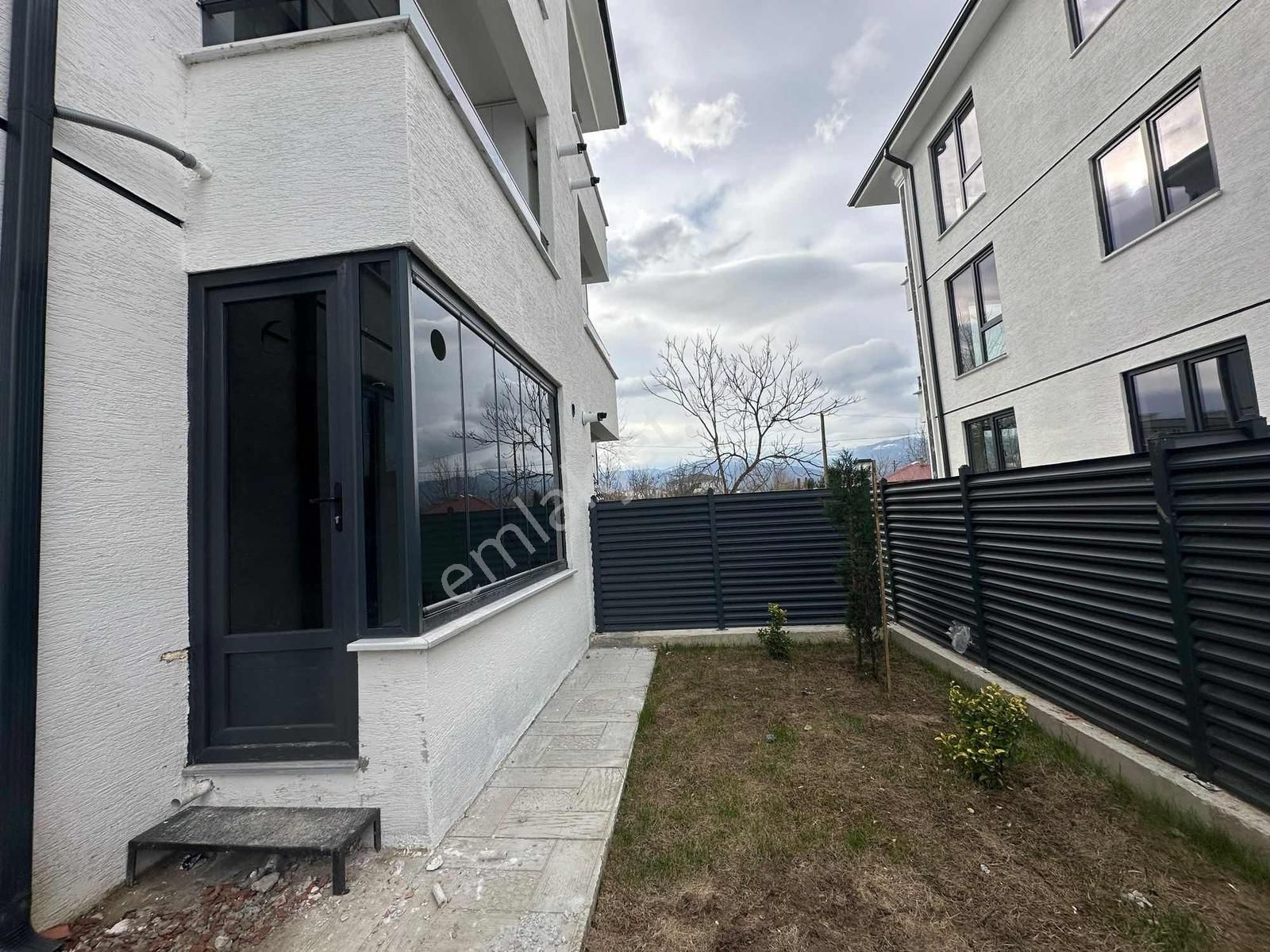 Aker Emlaktan İskanlı Bahçeli Lüks 2+1 Daire