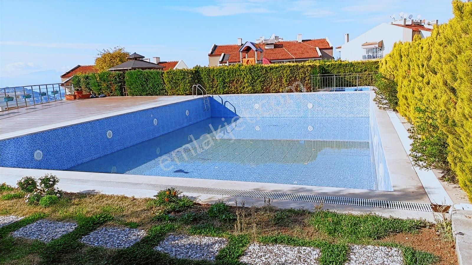 Kuşadası Ege Mh Nezih Site İçerisinde 3+1.kapalı Mutfaklı,kirlk