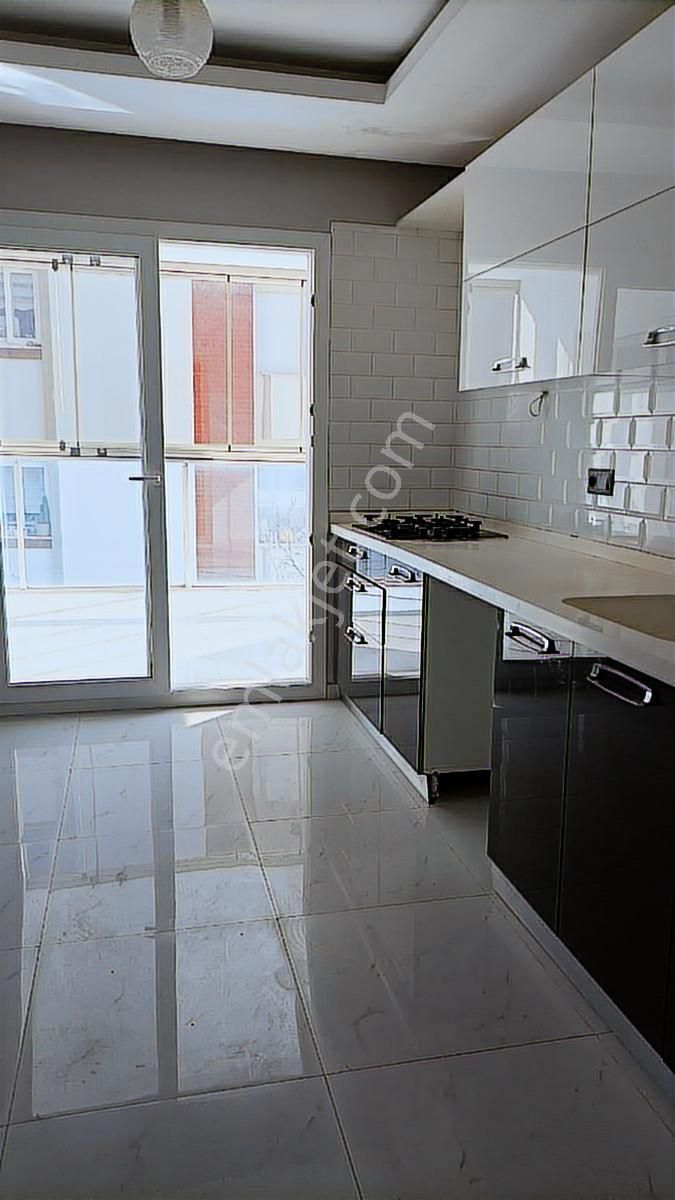Kuşadası Ege Mh Nezih Site İçerisinde 3+1.kapalı Mutfaklı,kirlk - Görsel 10