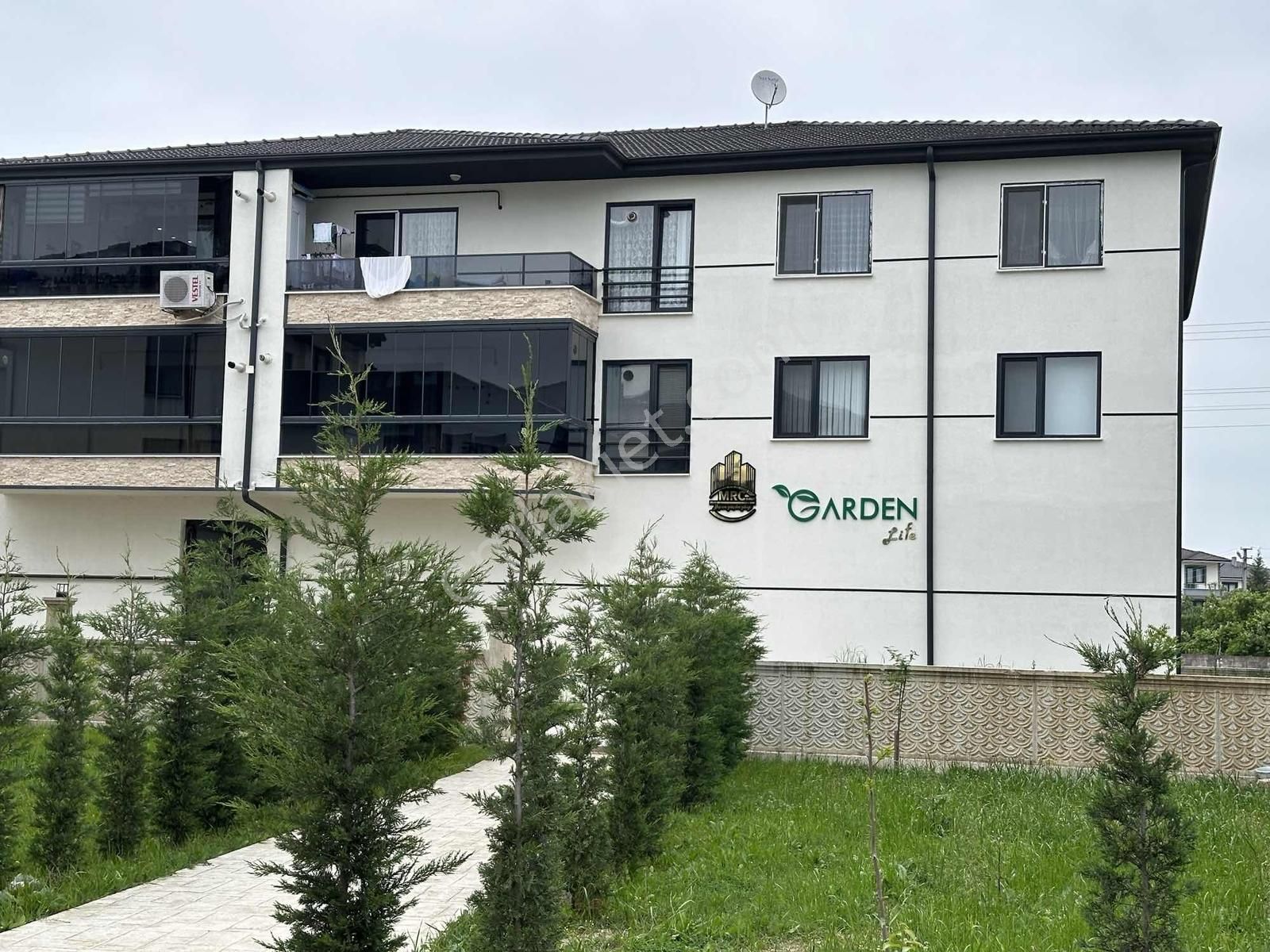 Aker Emlaktan Lüx Site İçerisinde Eşyalı 1+1