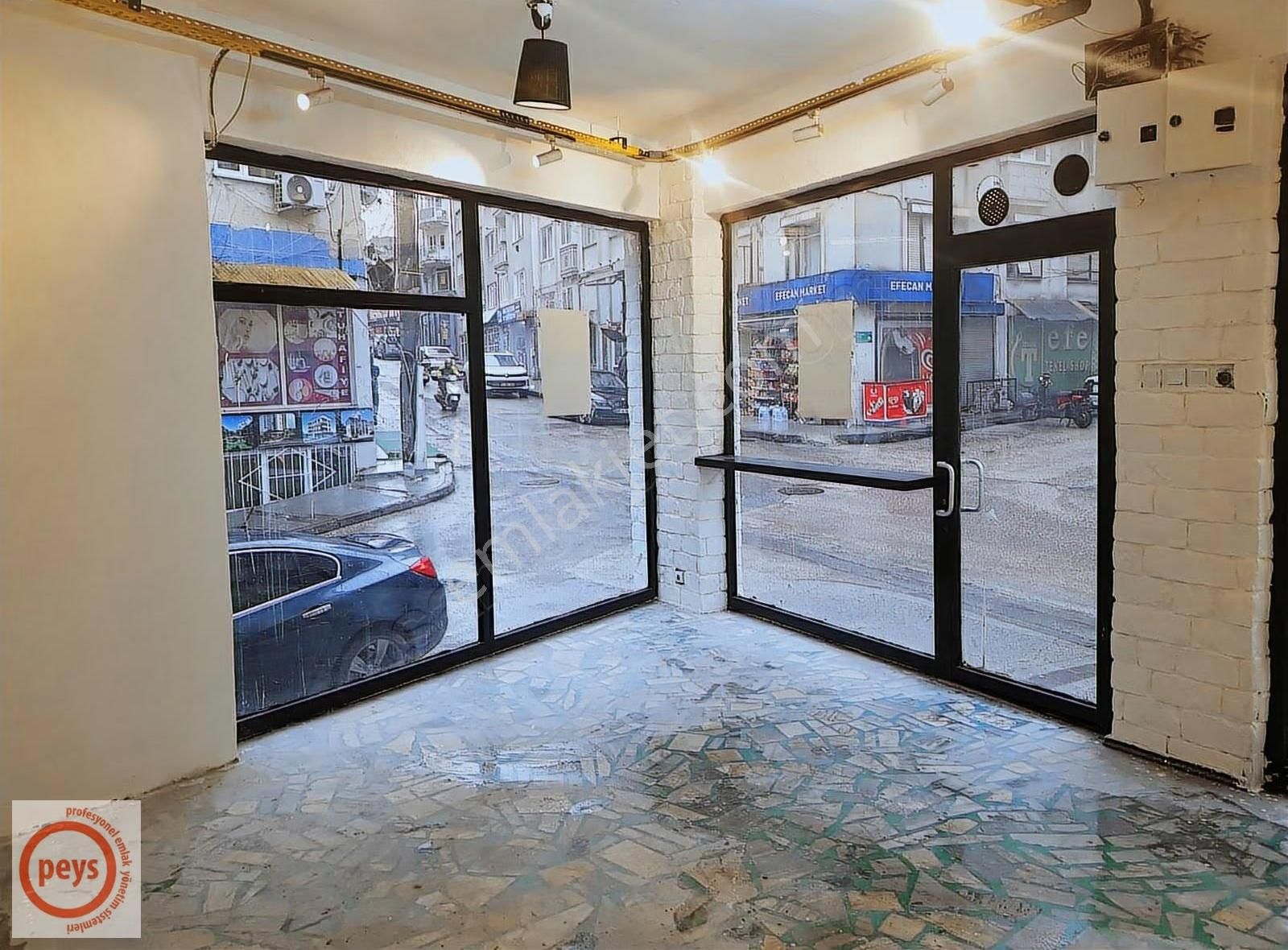 Şehrin Merkezinde Ana Caddesi Üzerinde Köşe Mağaza - Görsel 23