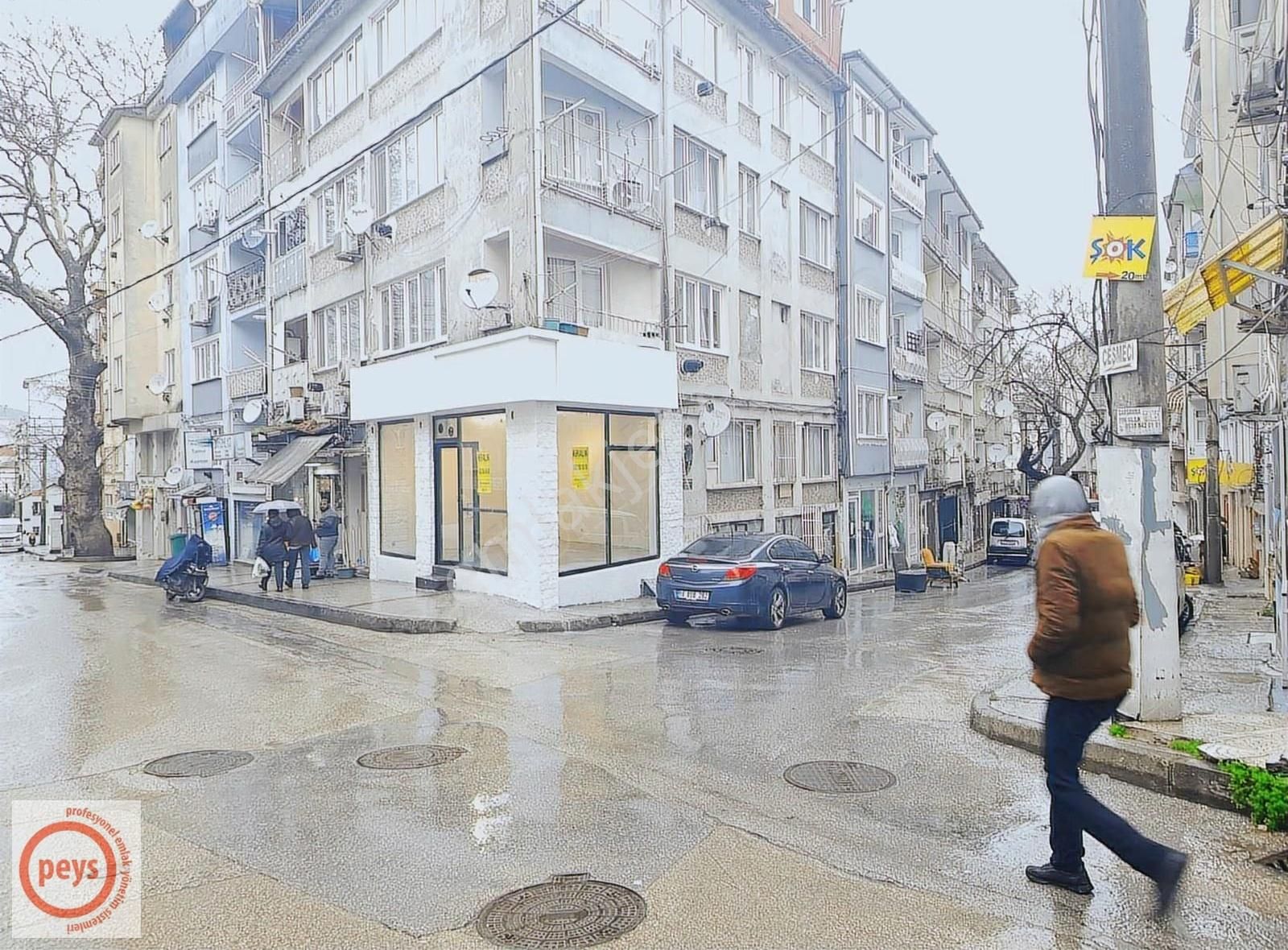 Şehrin Merkezinde Ana Caddesi Üzerinde Köşe Mağaza