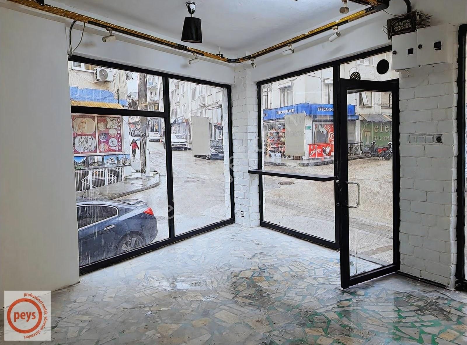 Şehrin Merkezinde Ana Caddesi Üzerinde Köşe Mağaza - Görsel 4