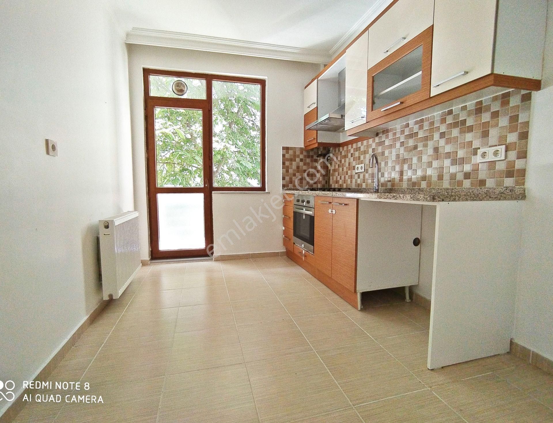 Mertcan Dan Yakacık Meydana Yürüme Kredi Limitsiz 3+1 İskanlı - Balkonlu