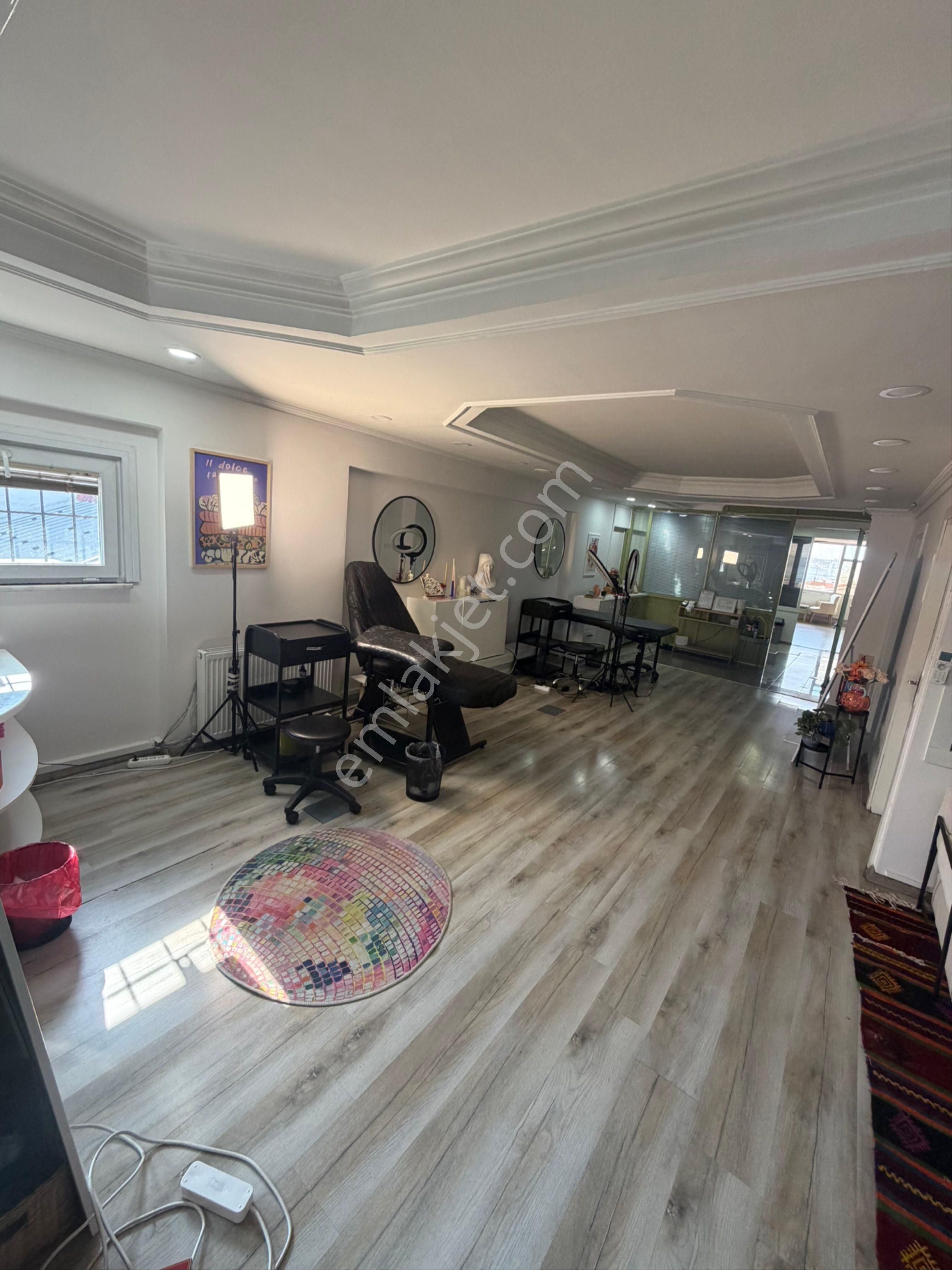 Kadıköy Mühürdar Cd Üzerinde Tabela Değeri Yüksek Aydınlık Manzaralı Asansörlü Ofis