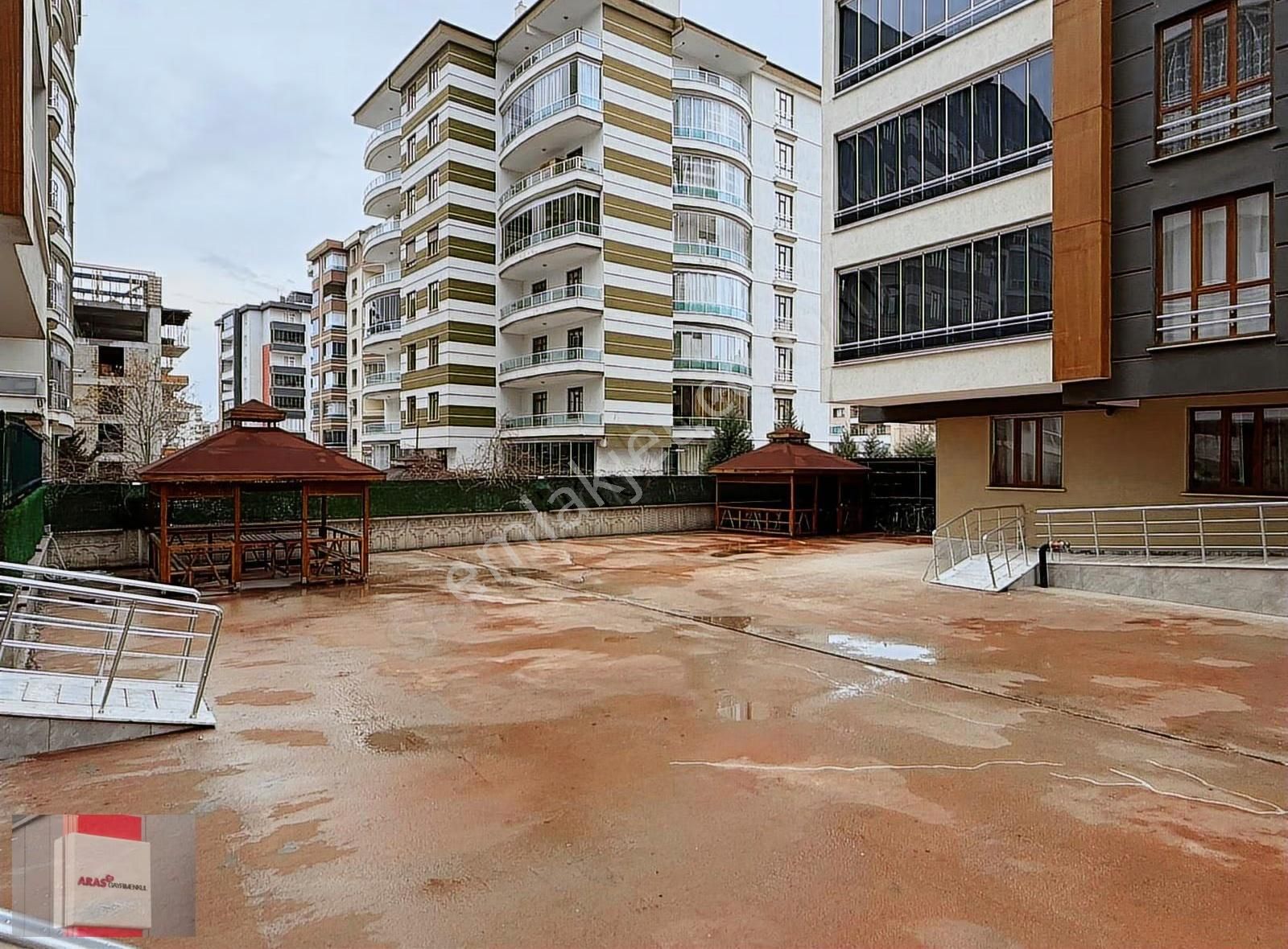 Erenler Mahallesinde Site İçi 3+1 Bakımlı Geniş Kiralık Daire - Görsel 18