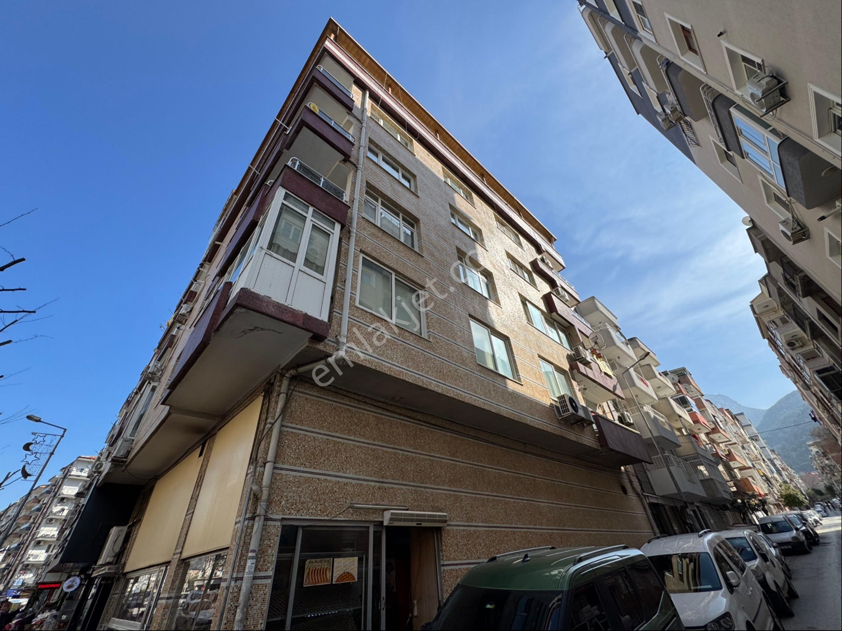 Manisa’ Da Şehrin Merkezi’ Nde Geniş Ve Asansörlü Ara Kat Dairemiz