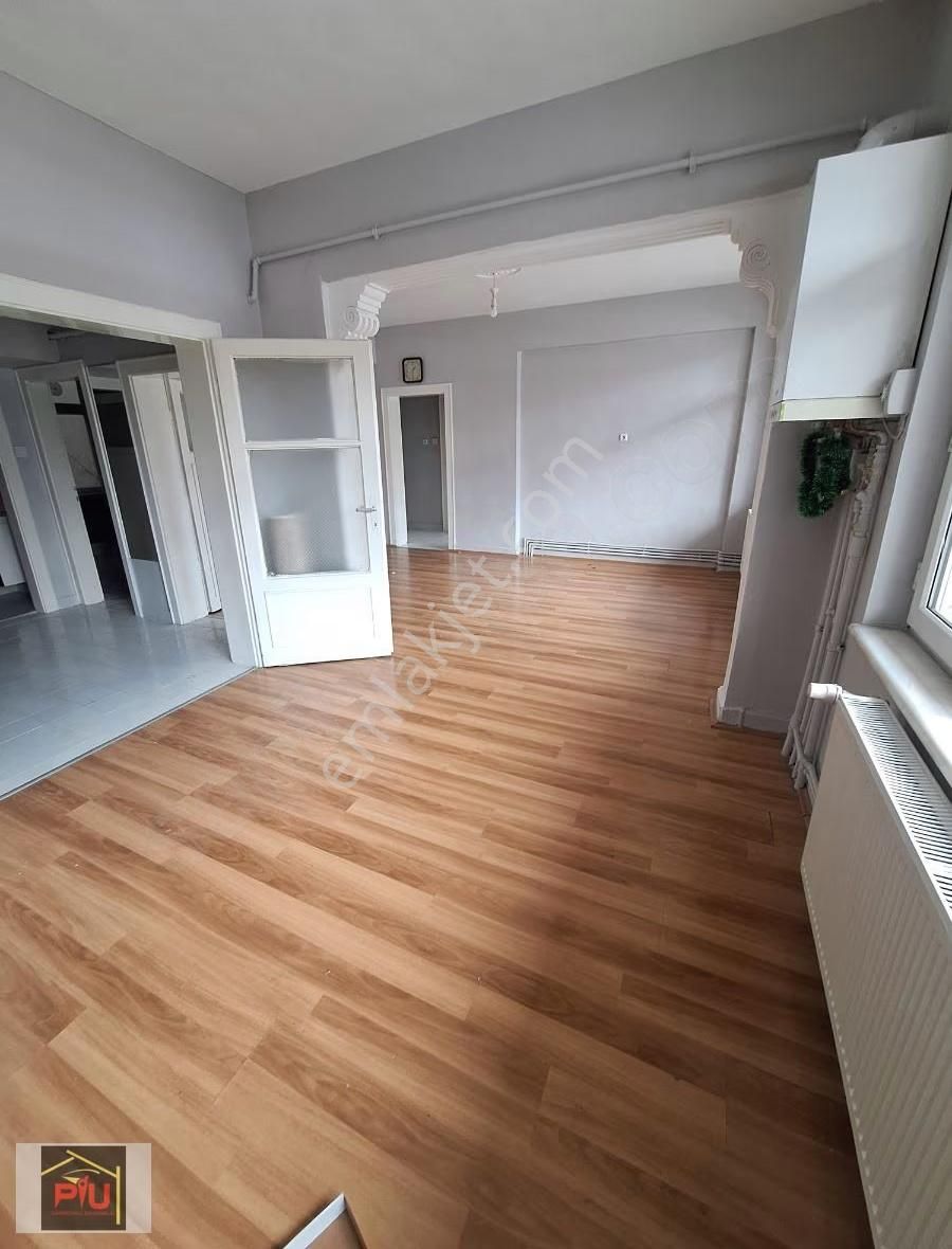 Farabi Caddesinde 3+1 Kiralık Daire - Görsel 3