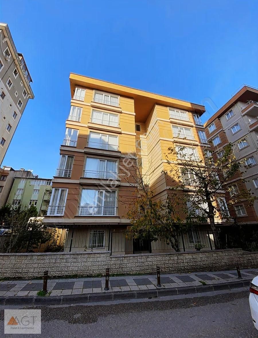 Agt'den İnkılap Mah Site İçinde Boş 70m2 2+1 Satılık Konut