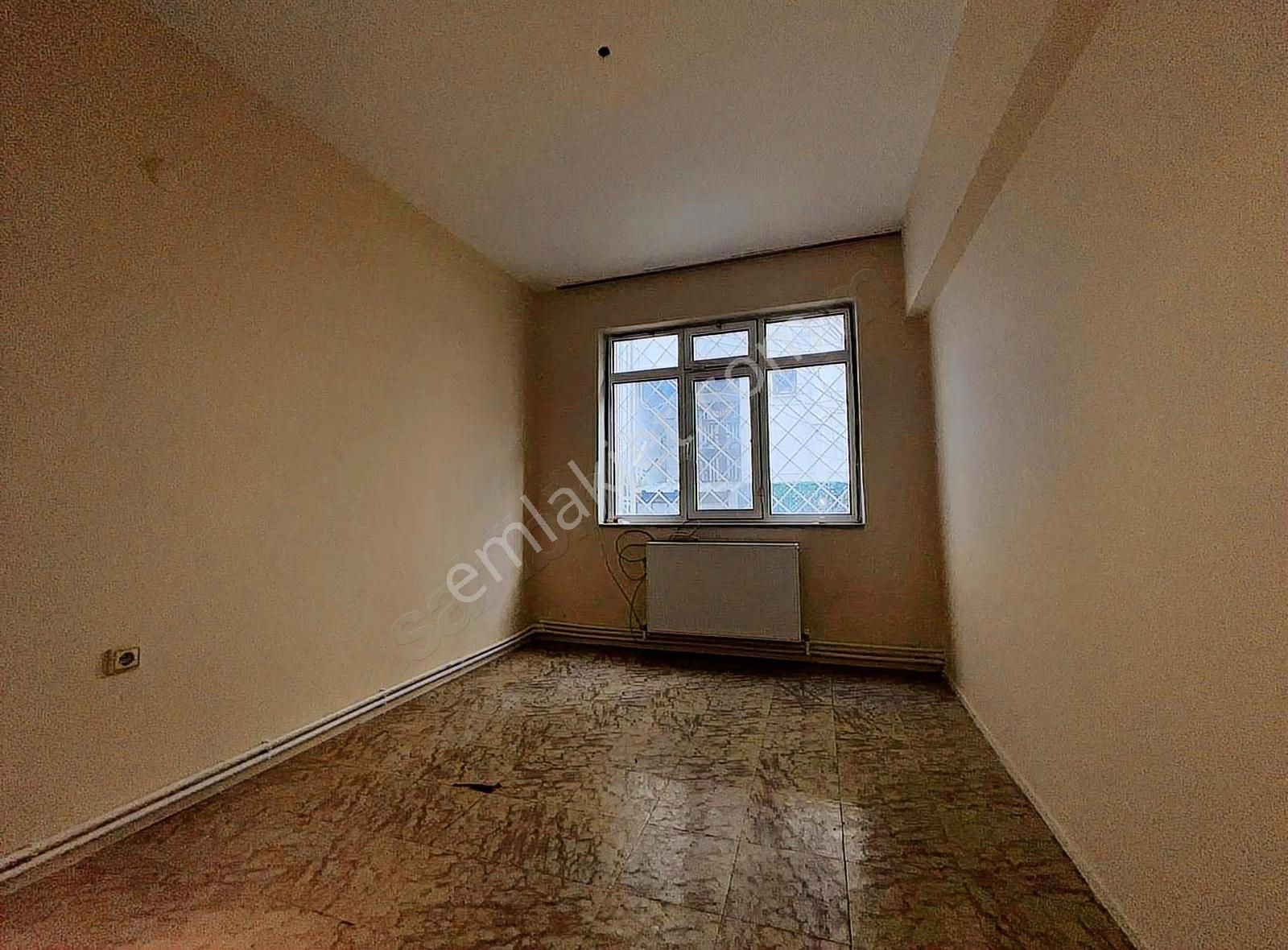 Akçay Köşemden Deniz E 70 Mt Çamlıyolda 2+1 Bahçe Katı