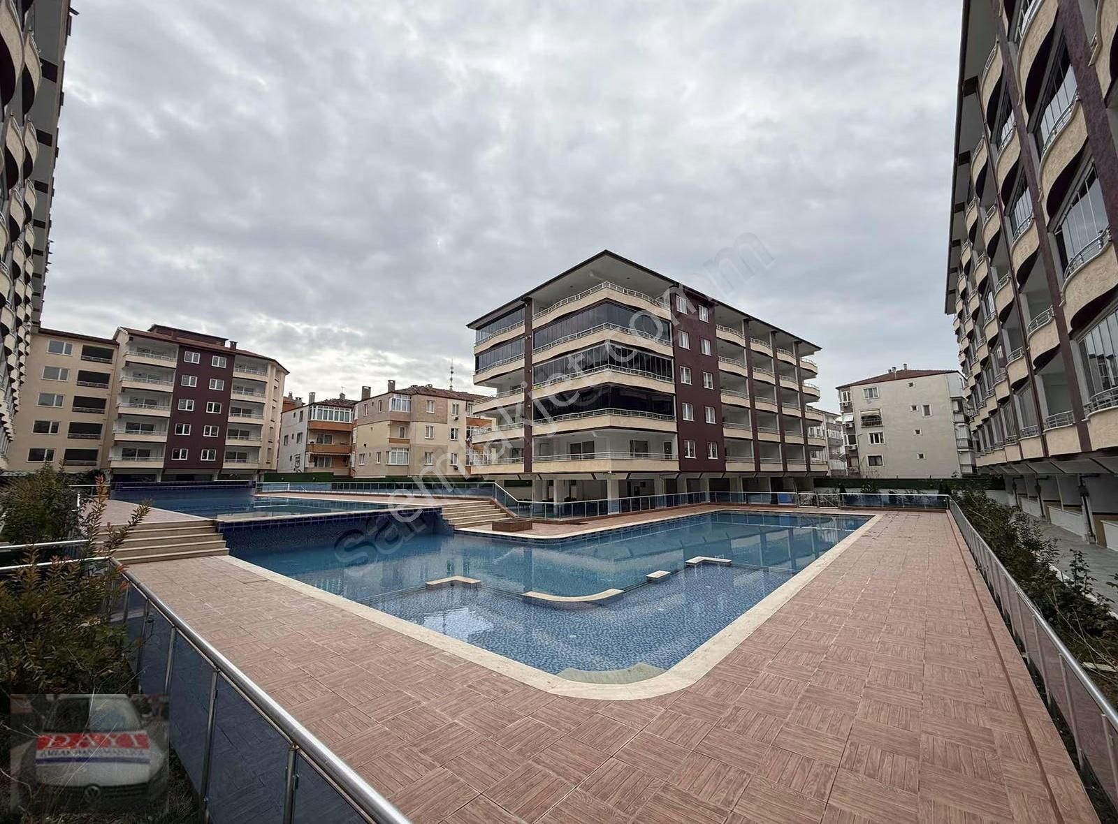 Dayı Emlaktan Yüzme Havuzlu Otoparklı Full Yapılı Satılık Daire