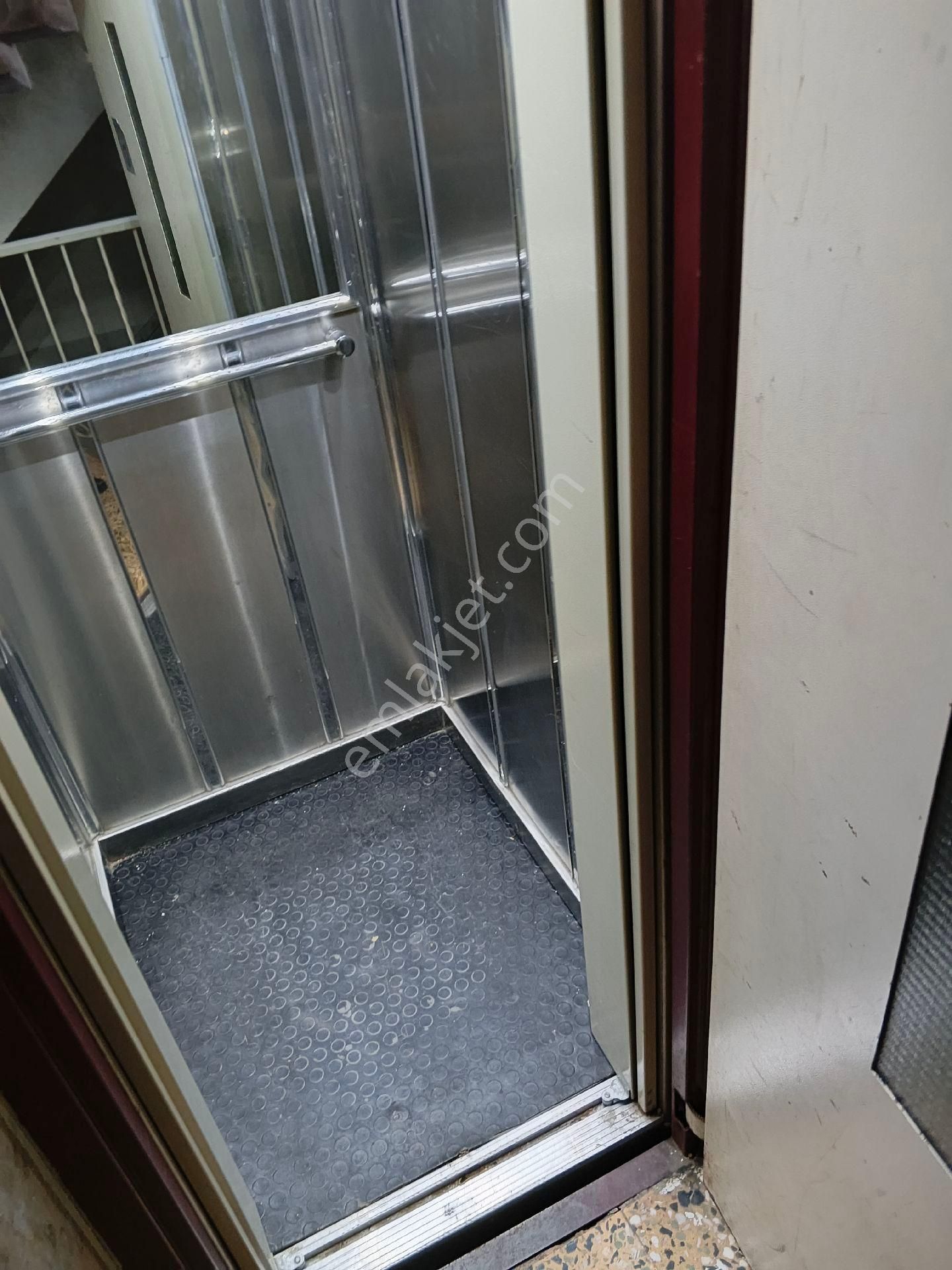 Meşrutiyet Cd. 3+1 Eşyalı Ön Ara Kat Kombili Asansörlü Boş - Görsel 4