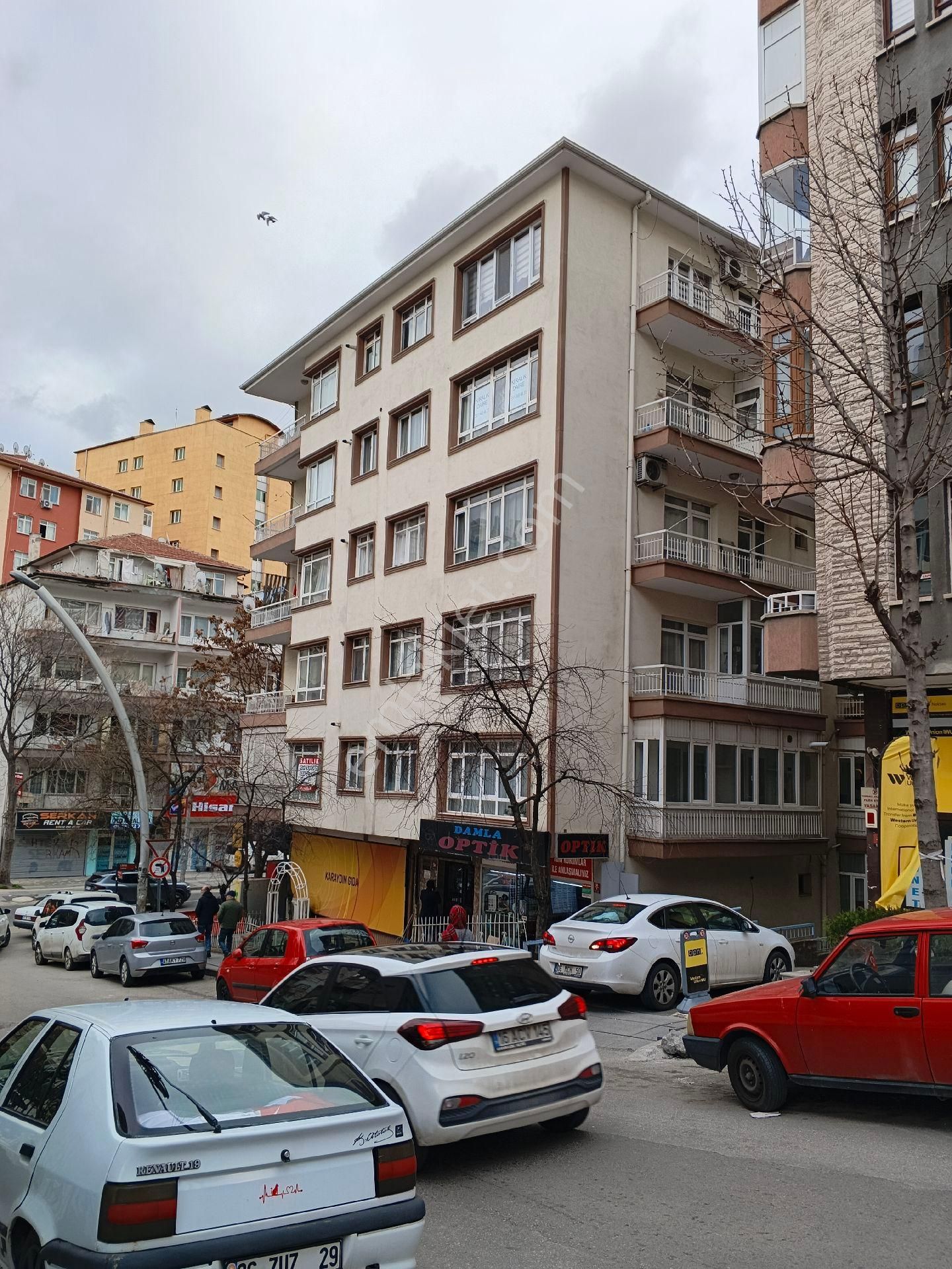 Meşrutiyet Cd. 3+1 Eşyalı Ön Ara Kat Kombili Asansörlü Boş