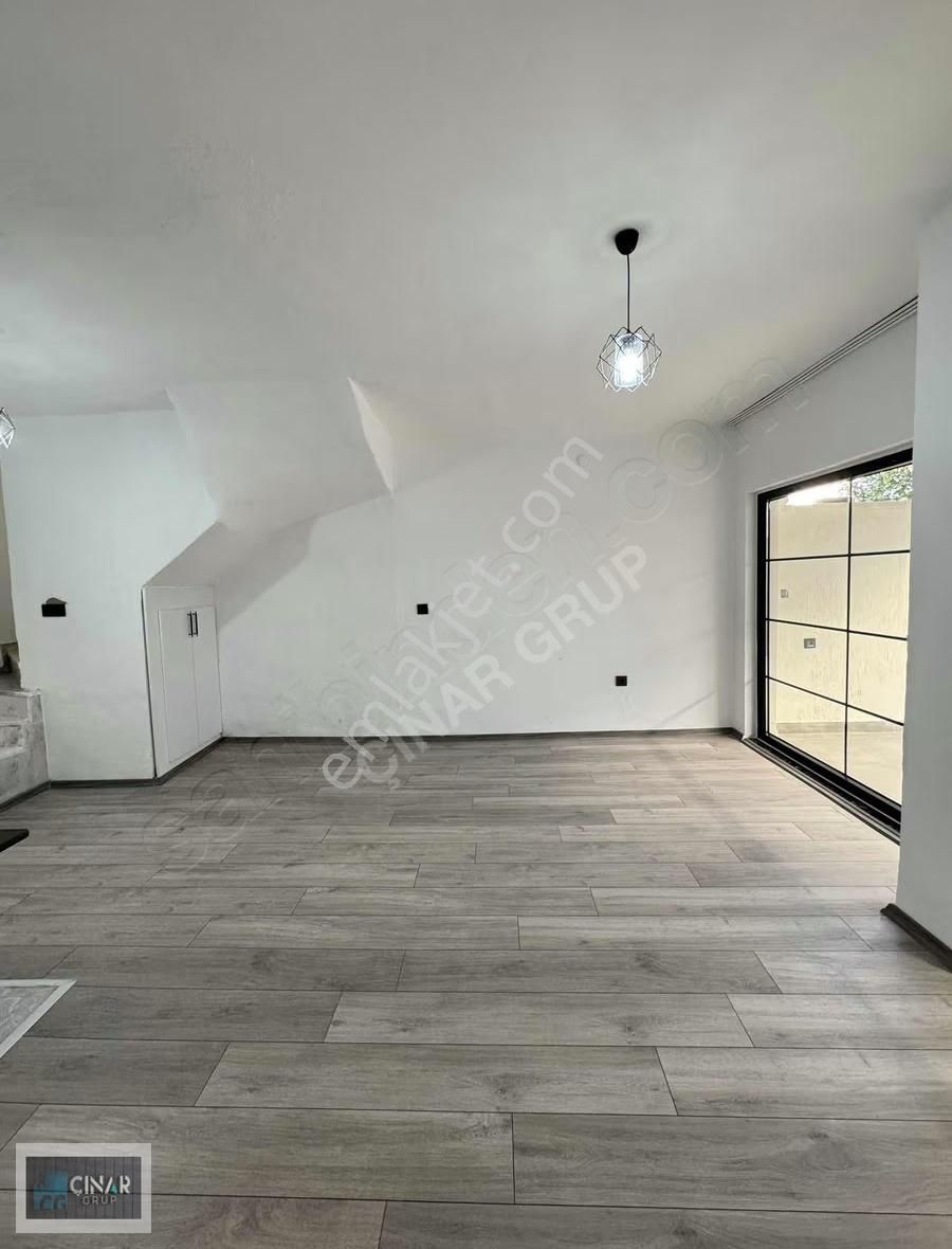 Foça Mahallesi'nde Yeni Tadilatlı 3+1 Kiralık Tripleks Villa - Görsel 12