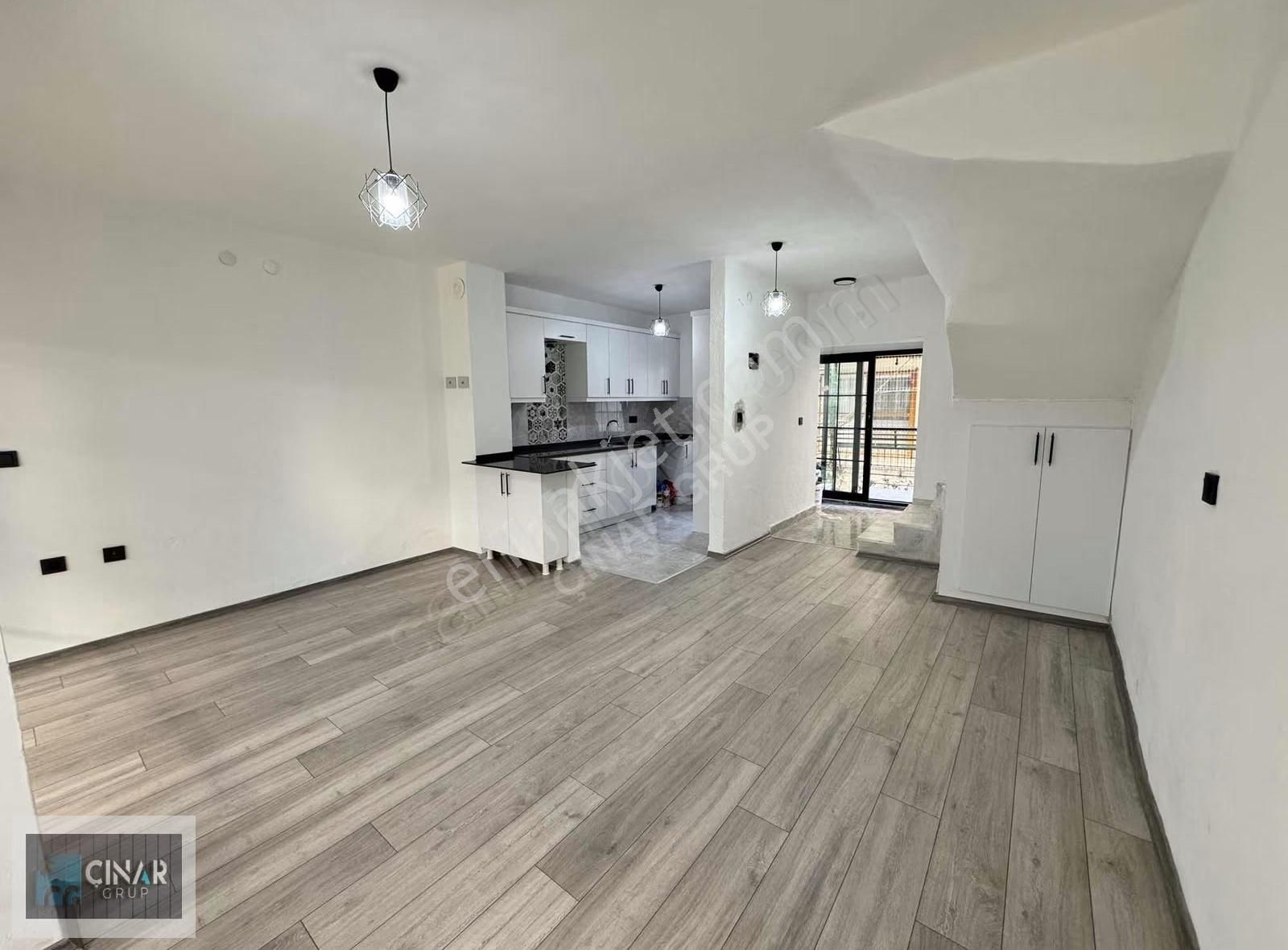 Foça Mahallesi'nde Yeni Tadilatlı 3+1 Kiralık Tripleks Villa