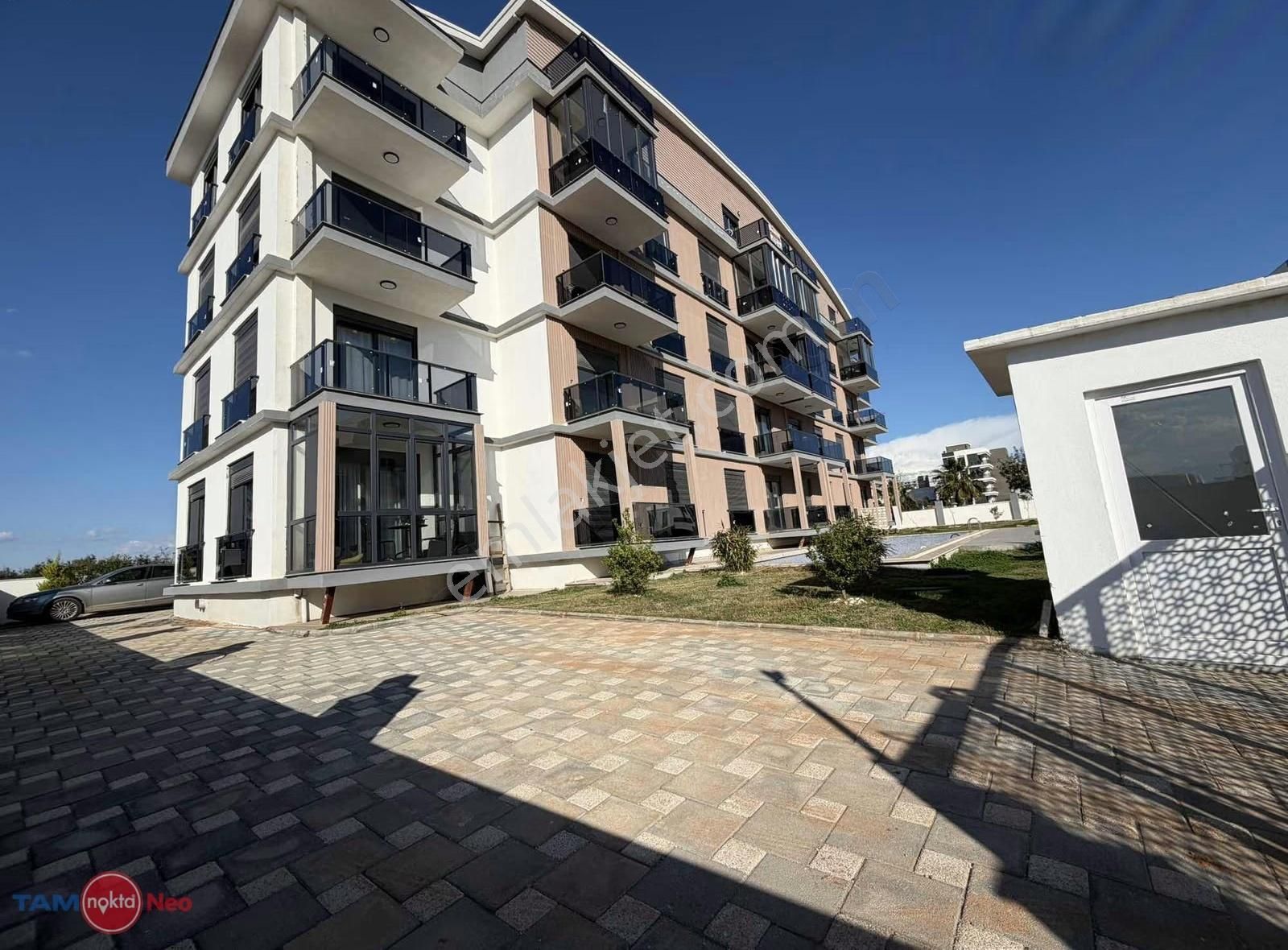 Altıntaş'ta Havuzlu Sitede 1+1 Kiralık Daire