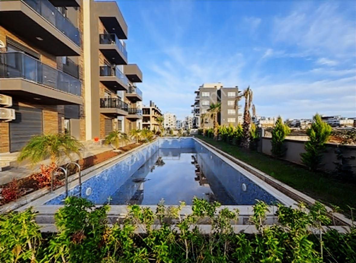 Uğur Kurtulmuş'tan Kapalı Otoparklı Sitede Satılık 2+1 Daire