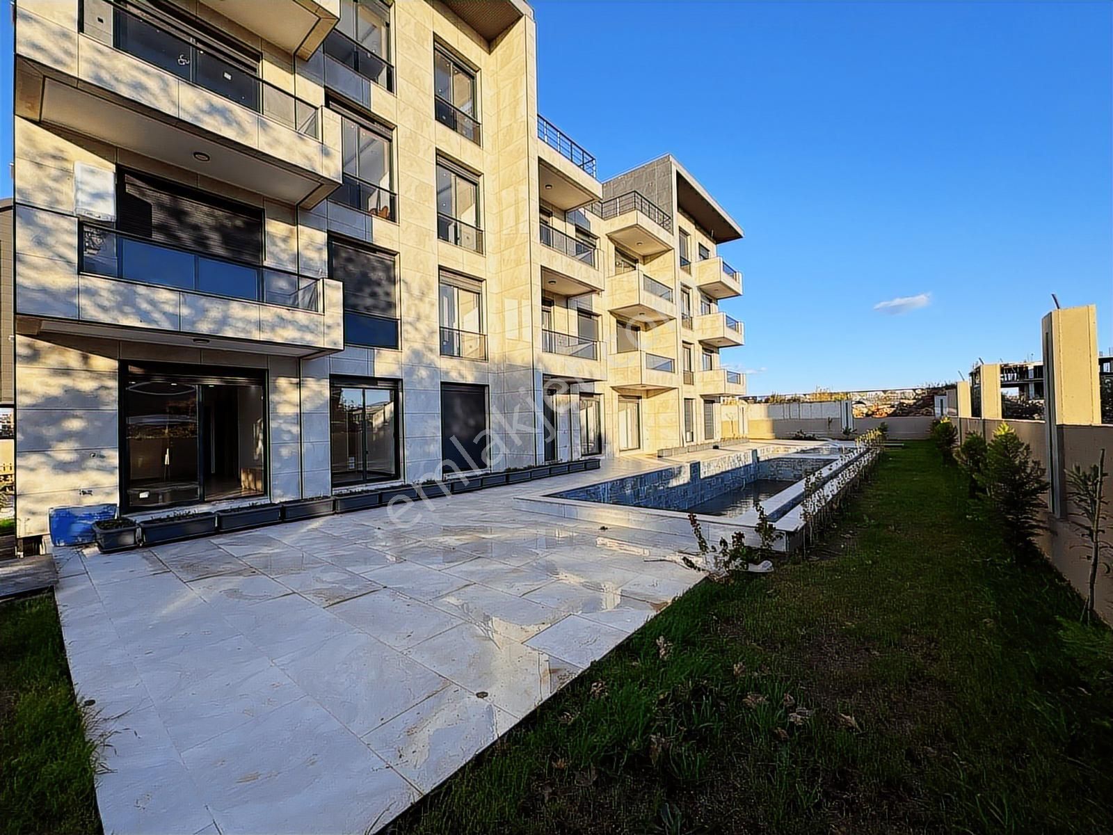 Uğur Kurtulmuş'tan Kapalı Otoparklı Sitede Yüksek Giriş 1+1