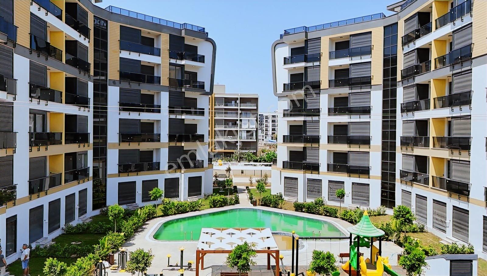 Uğur Kurtulmuş'tan Oturuma Hazır Sitede Satılık 1+1 Arakat Daire