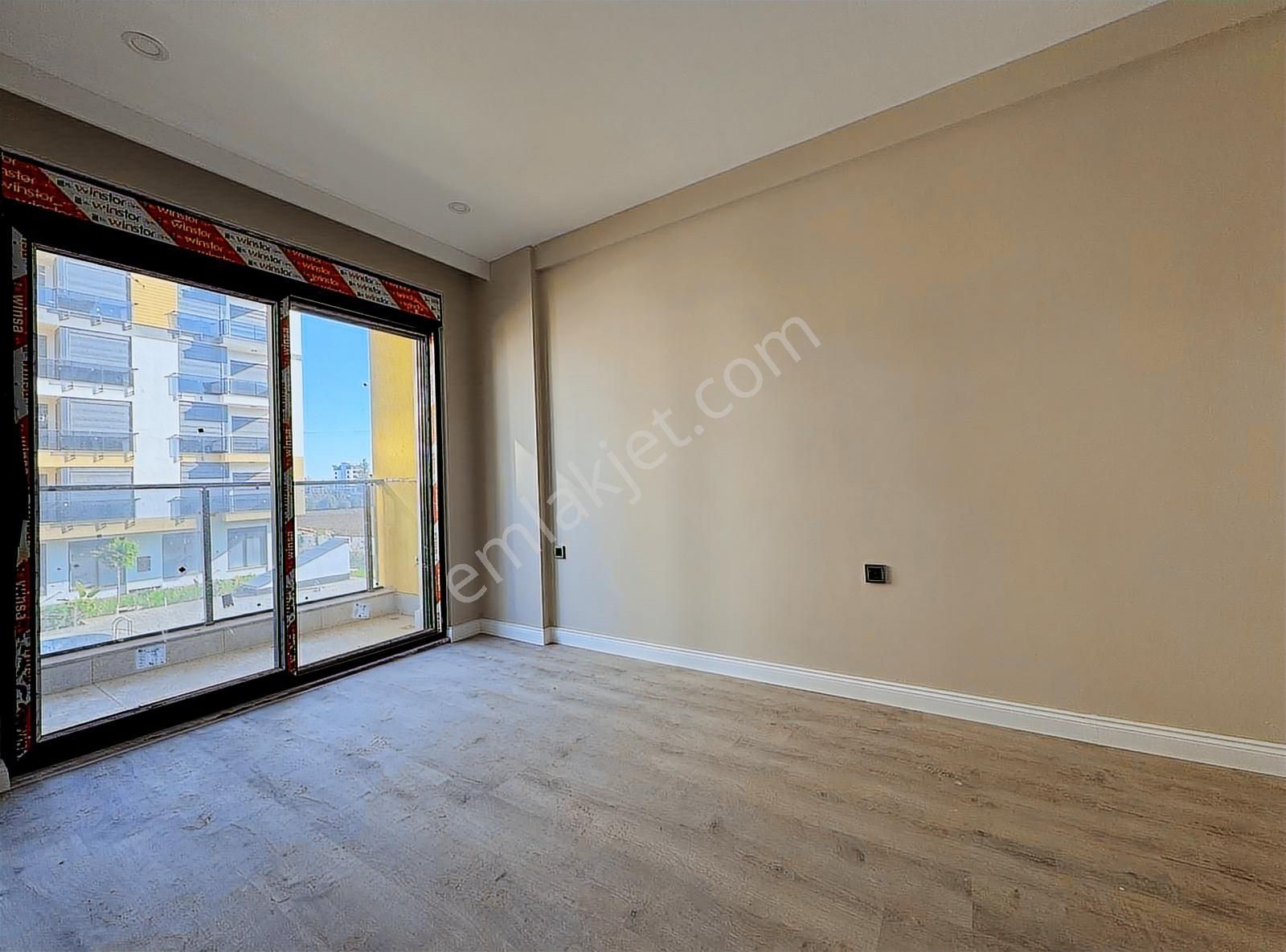 Uğur Kurtulmuş'tan Oturuma Hazır Sitede Satılık 1+1 Arakat Daire - Görsel 9