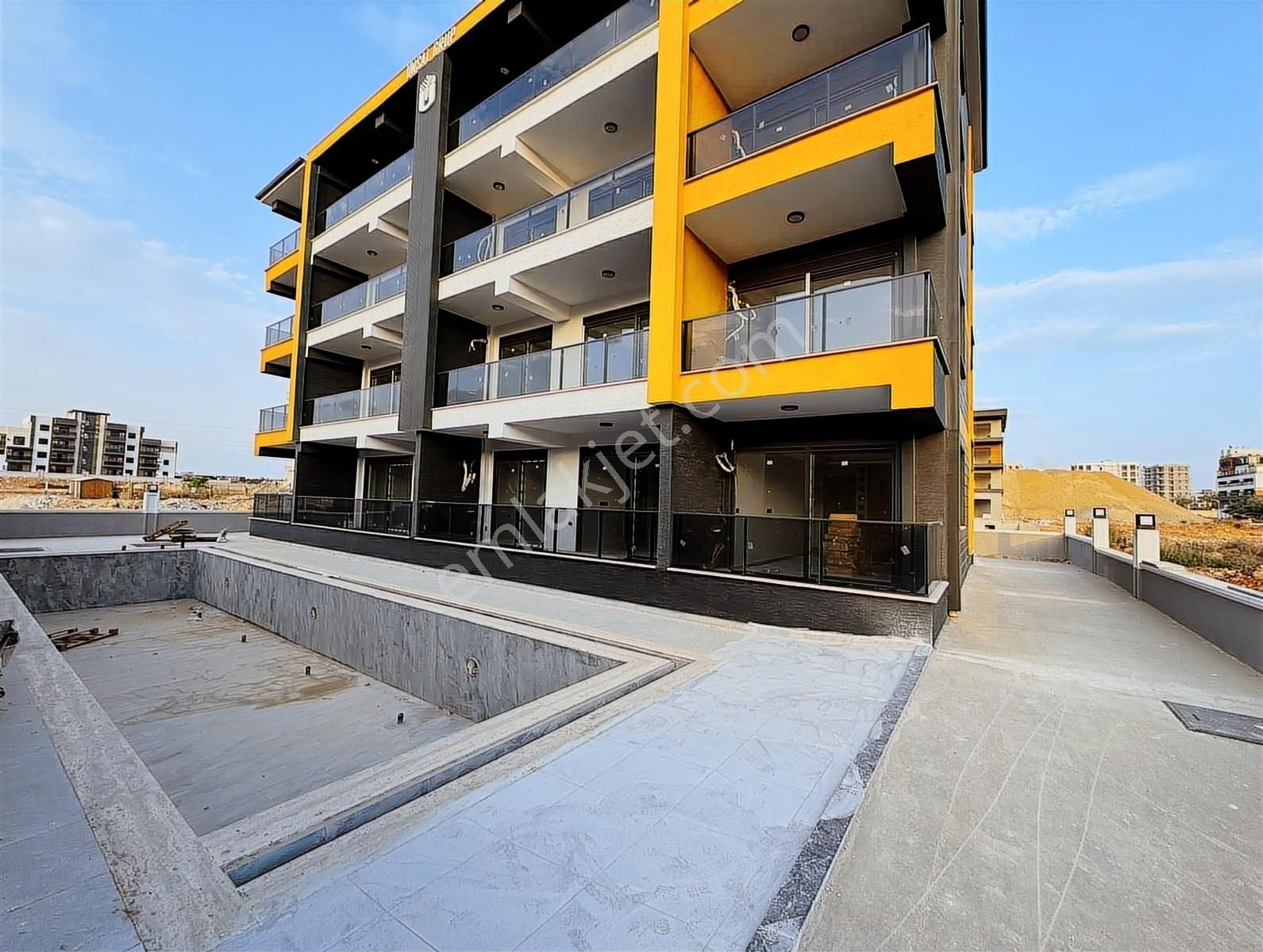 Uğur Kurtulmuş'tan 40'lık Yol Üzerinde Satılık 1+1 Daire