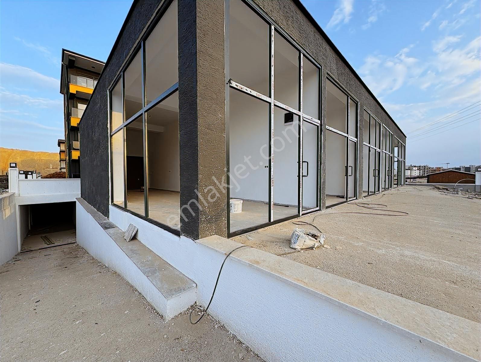 Uğur Kurtulmuş'tan 40'lık Yol Üzerinde Satılık 1+1 Daire - Görsel 3