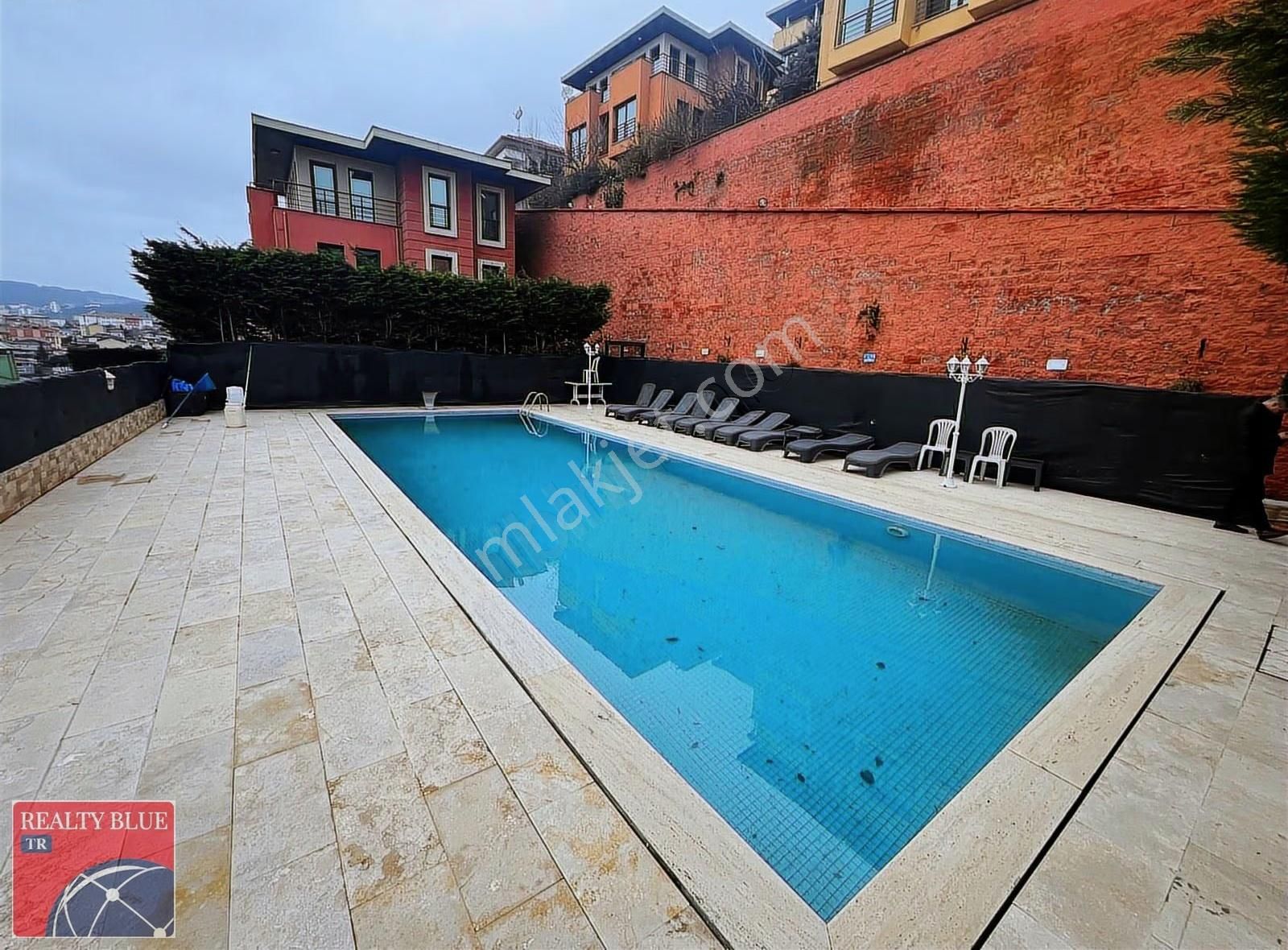 Pendik Lara Teras'ta Kiralık Müstakil Bahçeli Lüks 5+2 Villa