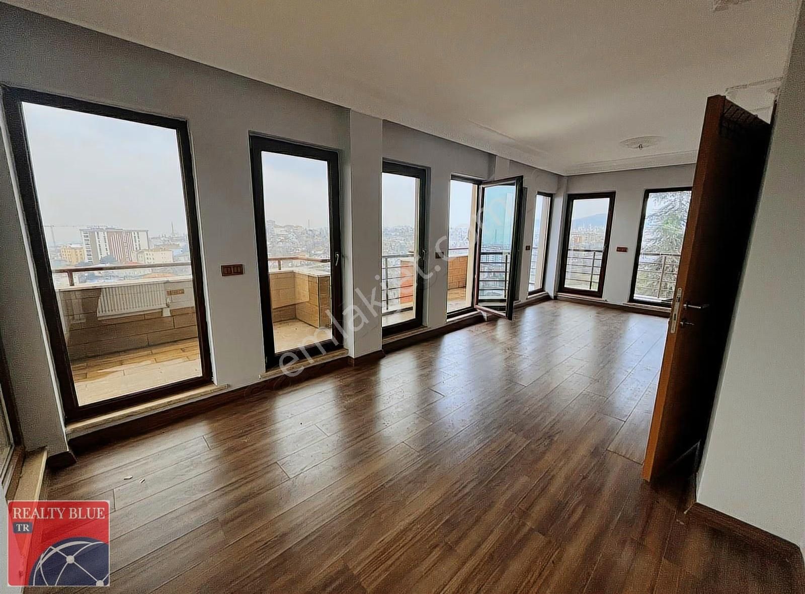 Pendik Lara Teras'ta Kiralık Müstakil Bahçeli Lüks 5+2 Villa - Görsel 32