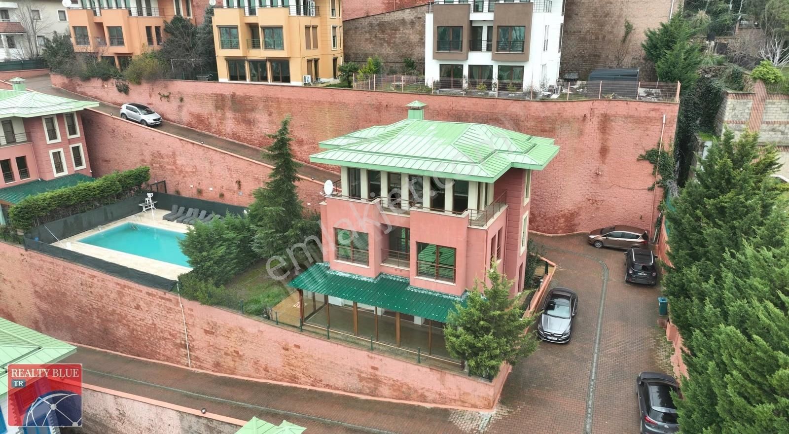 Pendik Lara Teras'ta Satılık Müstakil Bahçeli Lüks 5+2 Villa