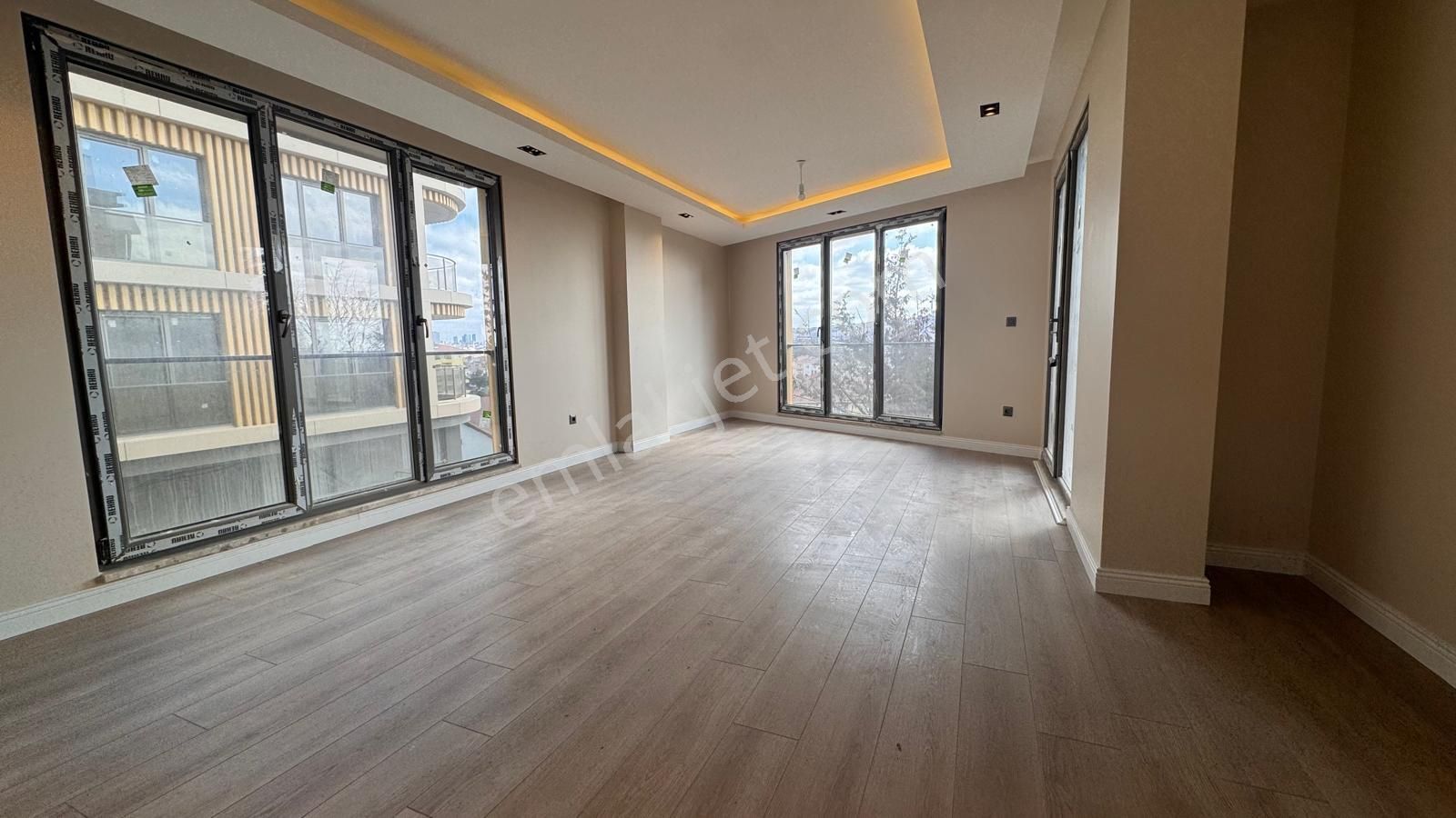 Remax Anı 'dan Çengelköy 'de Geniş Ve Ferah Satılık 4+1 Daire - Görsel 4