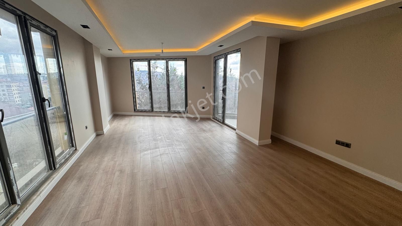 Remax Anı 'dan Çengelköy 'de Geniş Ve Ferah Satılık 4+1 Daire - Görsel 5