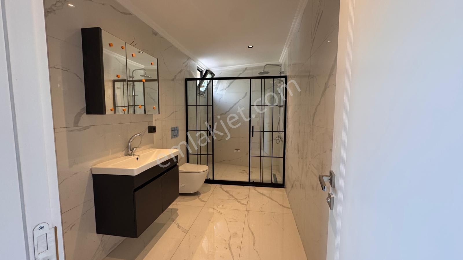 Remax Anı 'dan Çengelköy 'de Geniş Ve Ferah Satılık 4+1 Daire - Görsel 26