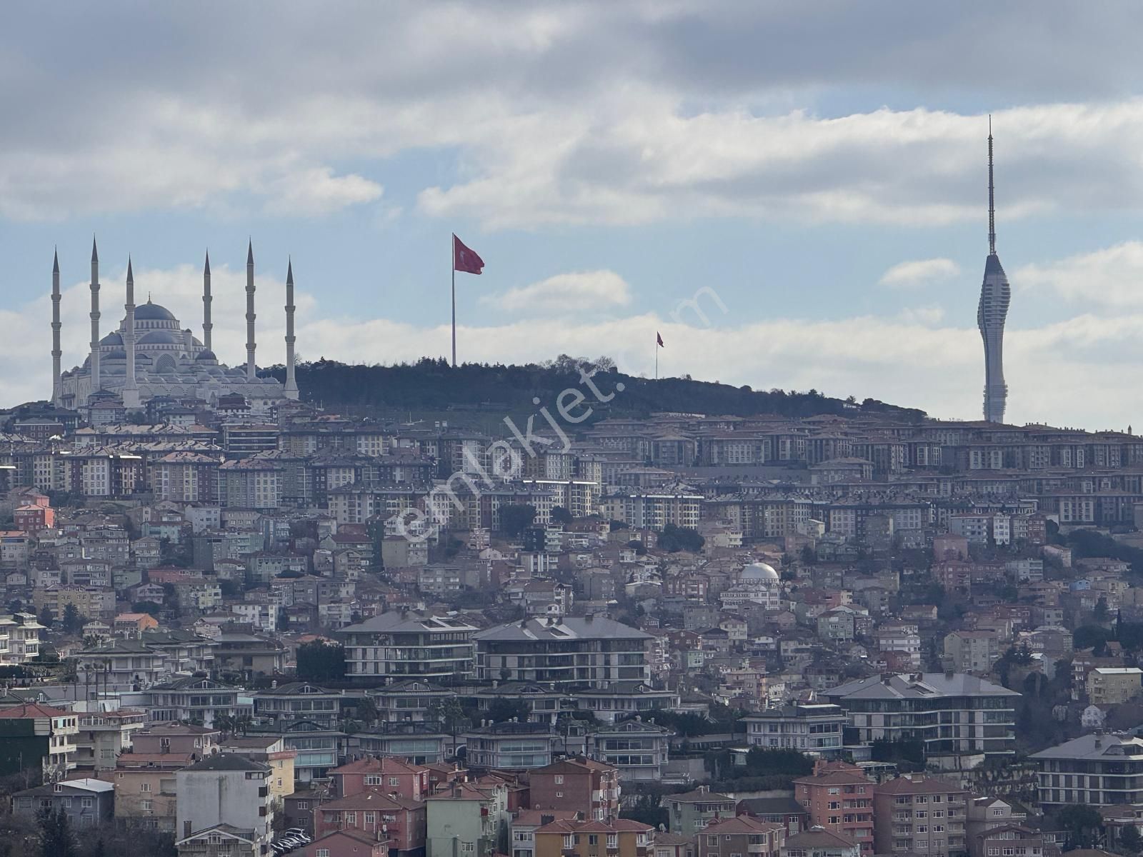 Remax Anı 'dan Çengelköy 'de Geniş Ve Ferah Satılık 4+1 Daire