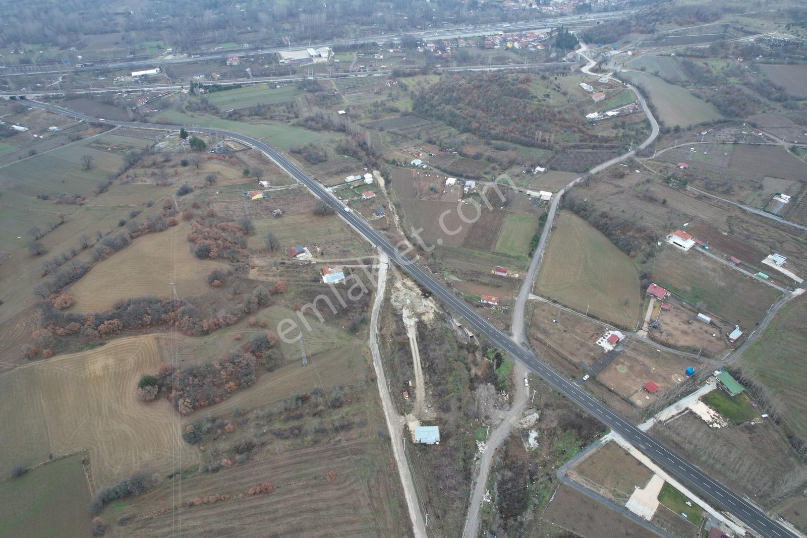 BİLECİK PAZARYERİ KARAKÖYDE YOLA 80 M CEPHELİ SATILIK FIRSAT - Görünüm 2