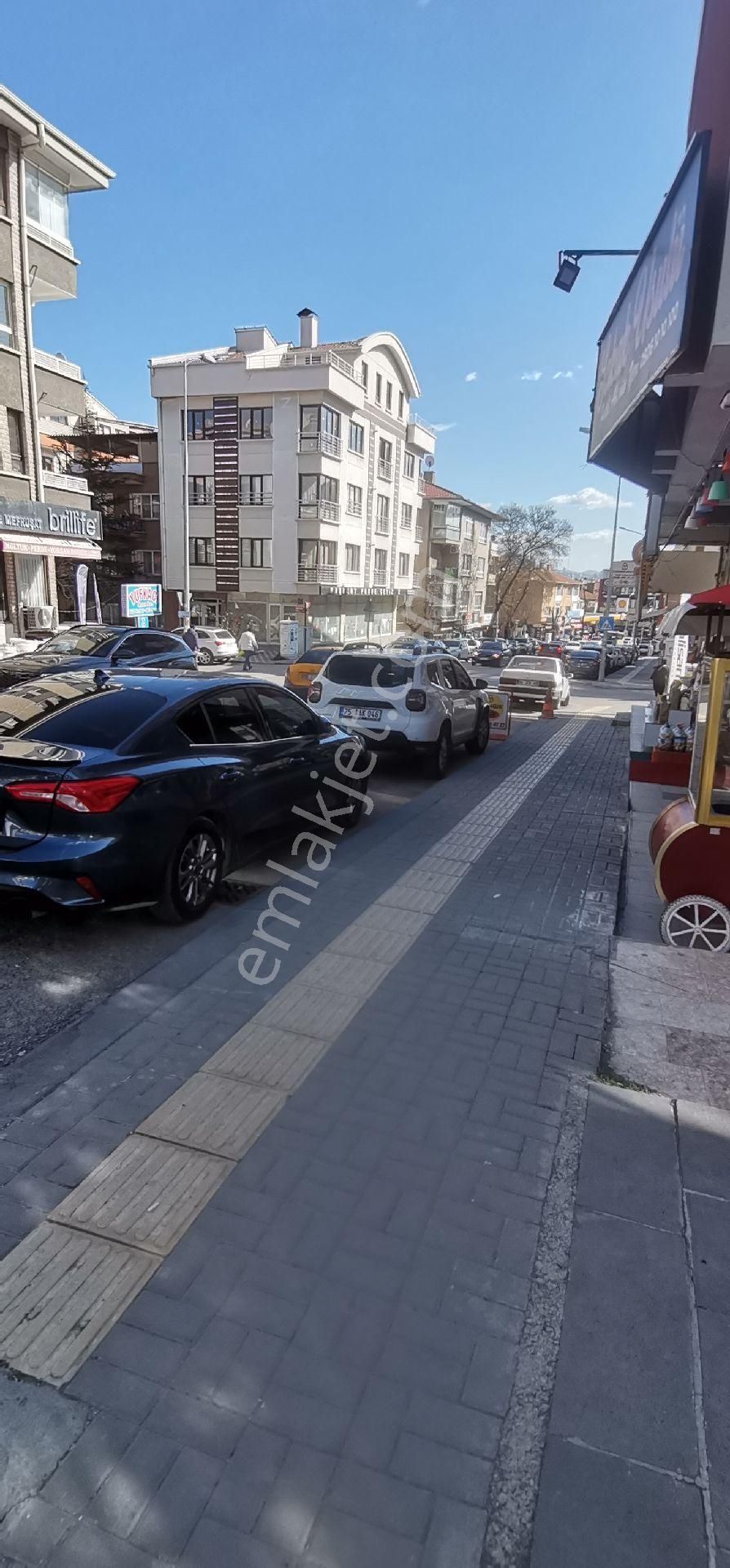 Yeşiloğlu Emlaktan Yenimahalle Merkezde Metro Yakınıında Bakımlı Katta 3+1 - Görsel 2