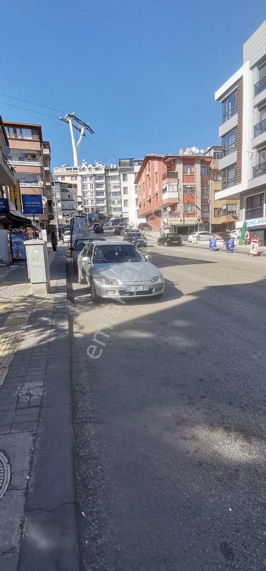 Yeşiloğlu Emlaktan Yenimahalle Merkezde Metro Yakınıında Bakımlı Katta 3+1