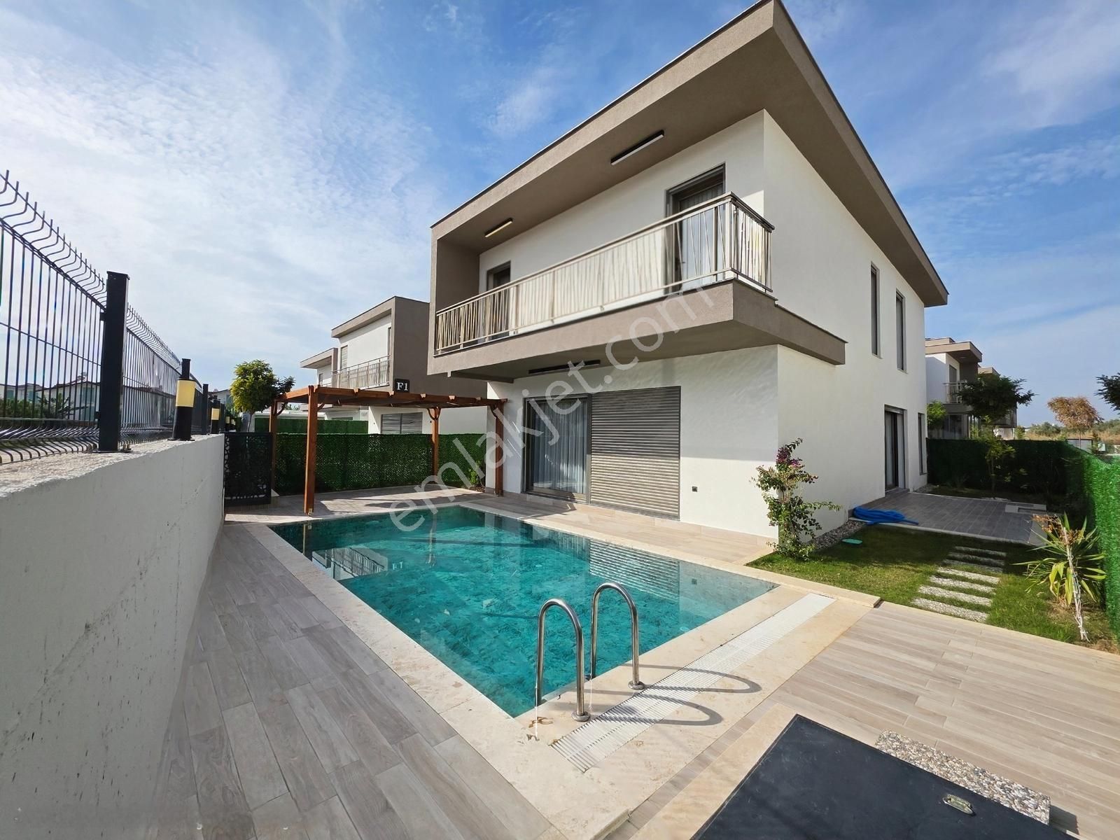 Kuşadasında Denize Yakın 4+1 Sıfır Müstakil Eşyalı Satılık Villa