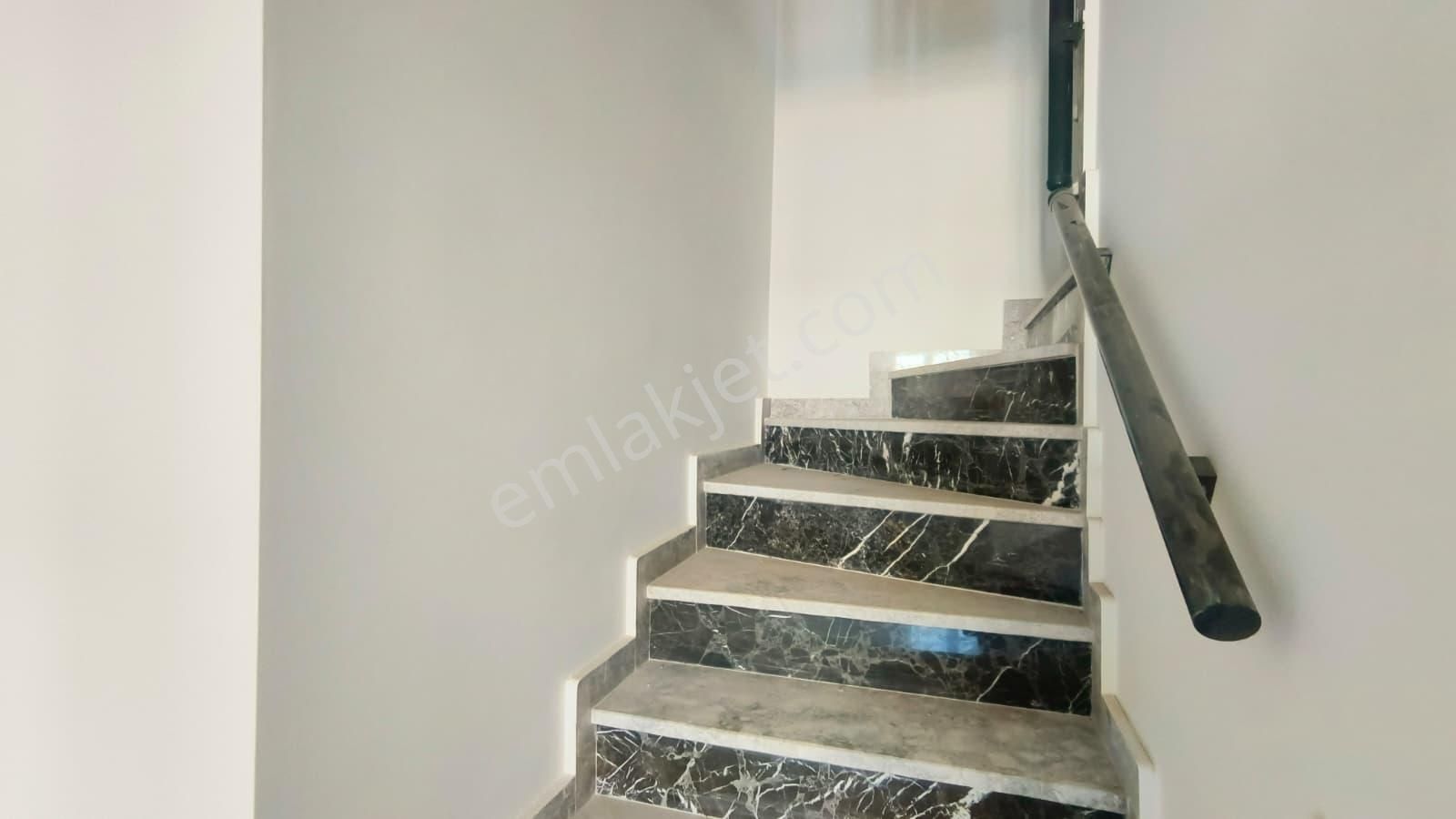 Sarımsaklı Küçükköyde Köşe Parselde Modern 4+1 Dubleks Villa - Görsel 9