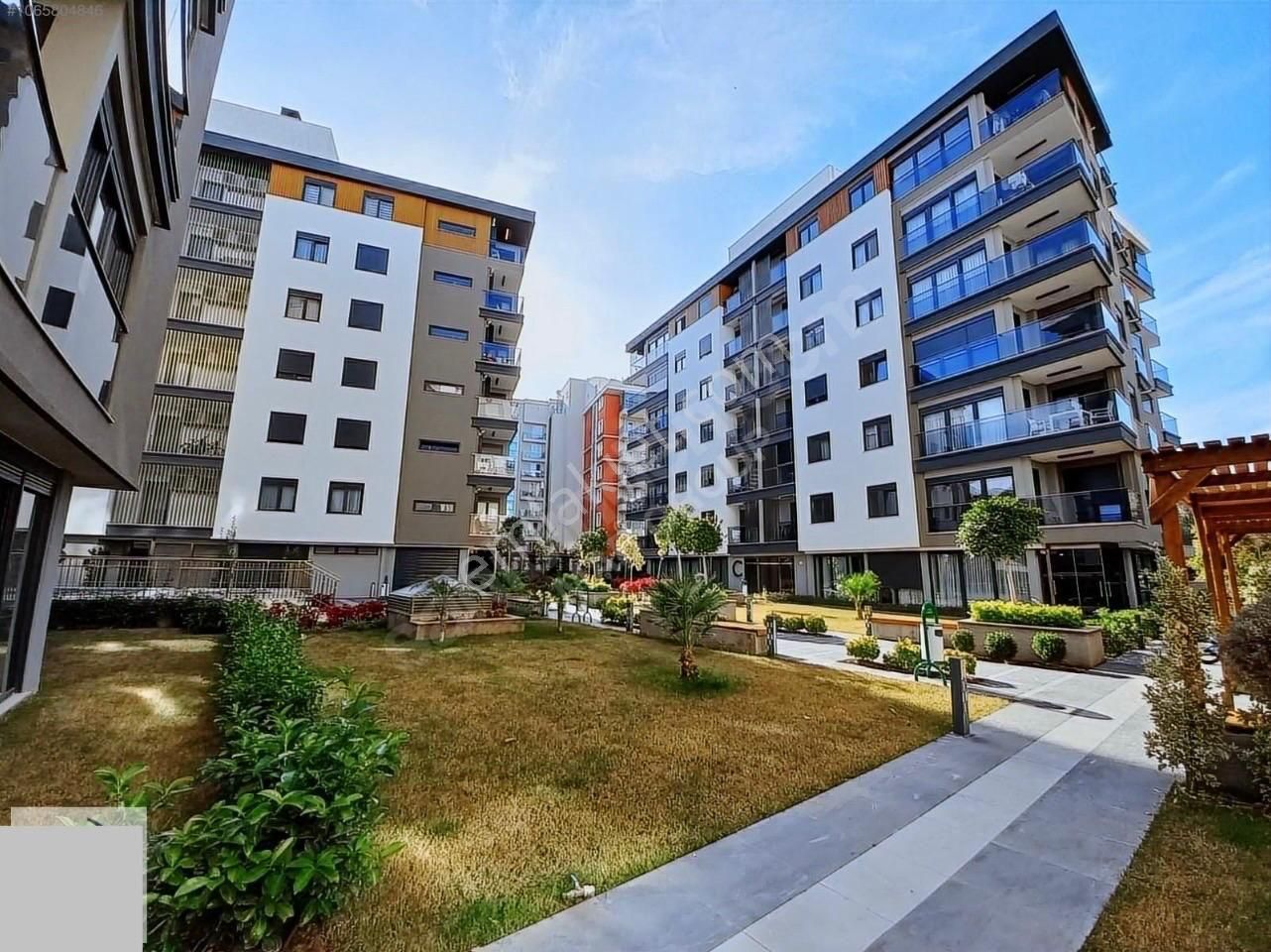 Konyaaltı Uncalı Mahallesinde Havuzlu Güvenlikli Sitede Doğalgaz Kombili 2 +1 Daire