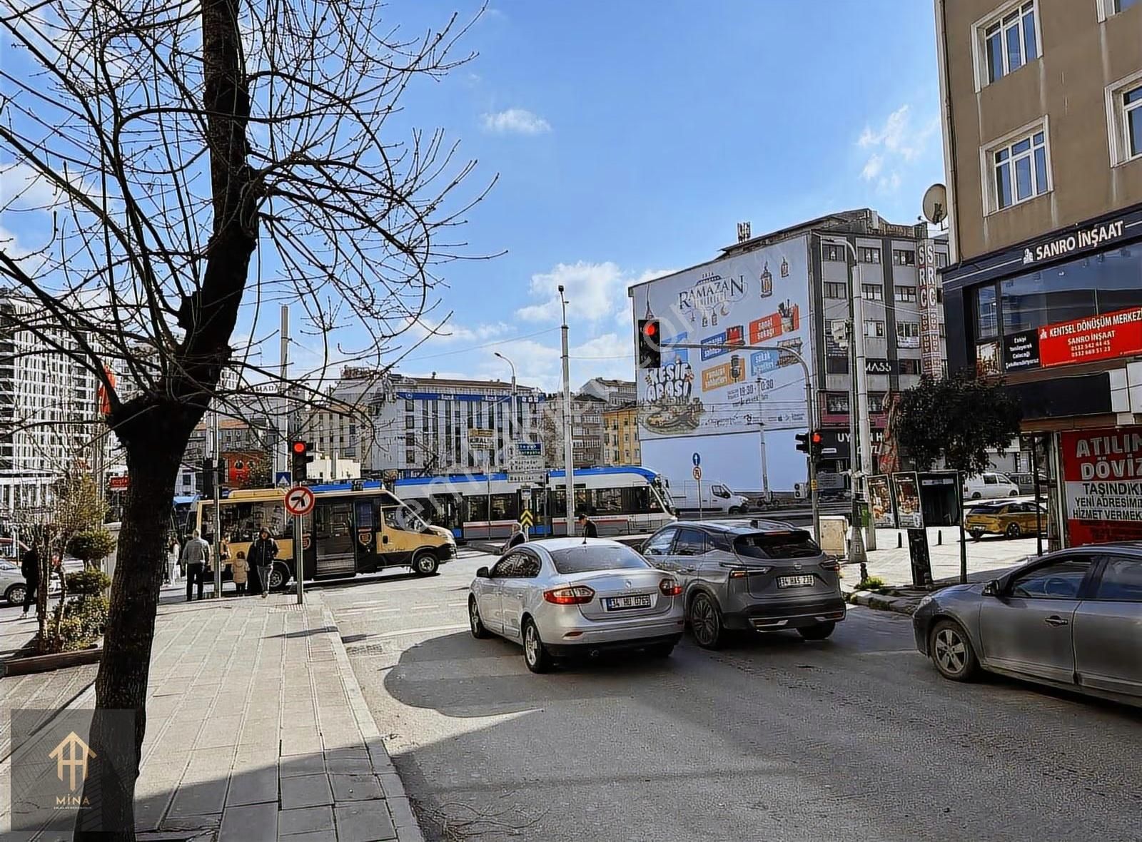 Cadde Üzeri Güngörenin Kalbinde Kale Center Tranvay Durağı Önü - Görsel 25