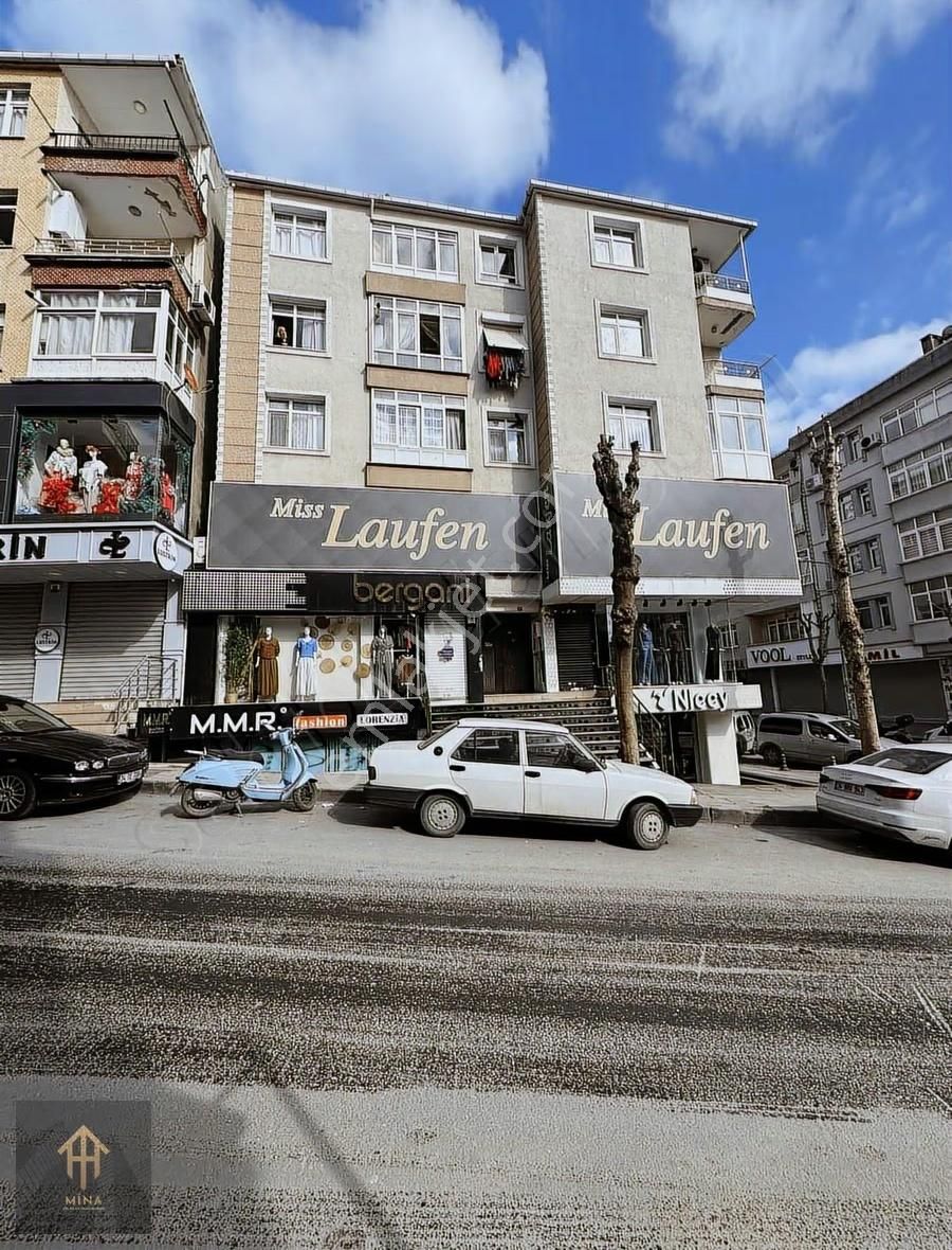 Cadde Üzeri Güngörenin Kalbinde Kale Center Tranvay Durağı Önü - Görsel 17