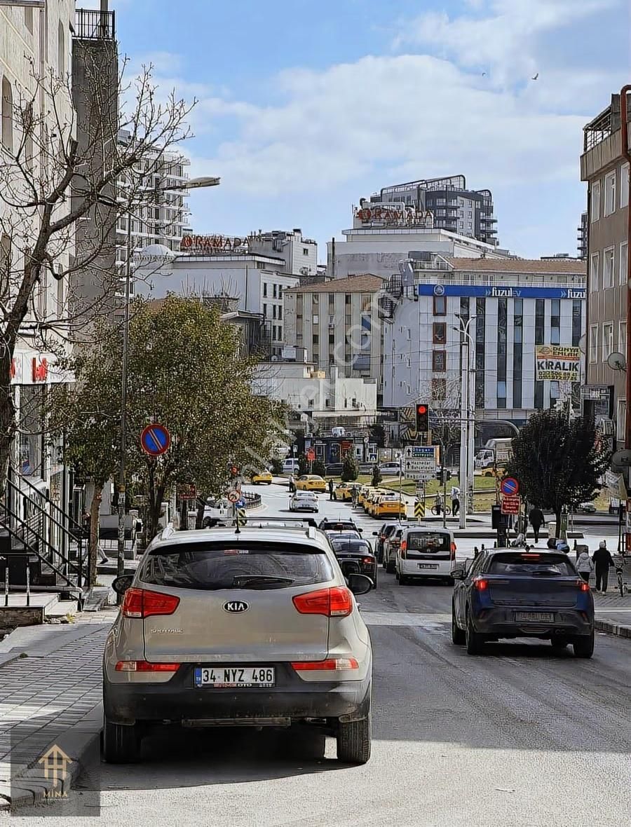 Cadde Üzeri Güngörenin Kalbinde Kale Center Tranvay Durağı Önü - Görsel 29