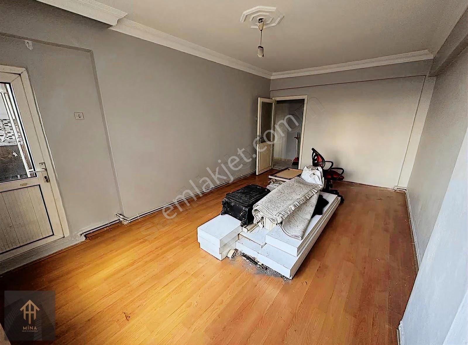 Cadde Üzeri Güngörenin Kalbinde Kale Center Tranvay Durağı Önü - Görsel 15