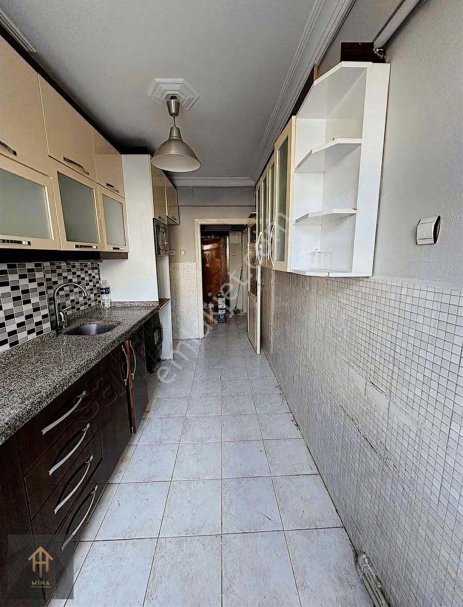 Cadde Üzeri Güngörenin Kalbinde Kale Center Tranvay Durağı Önü - Görsel 27