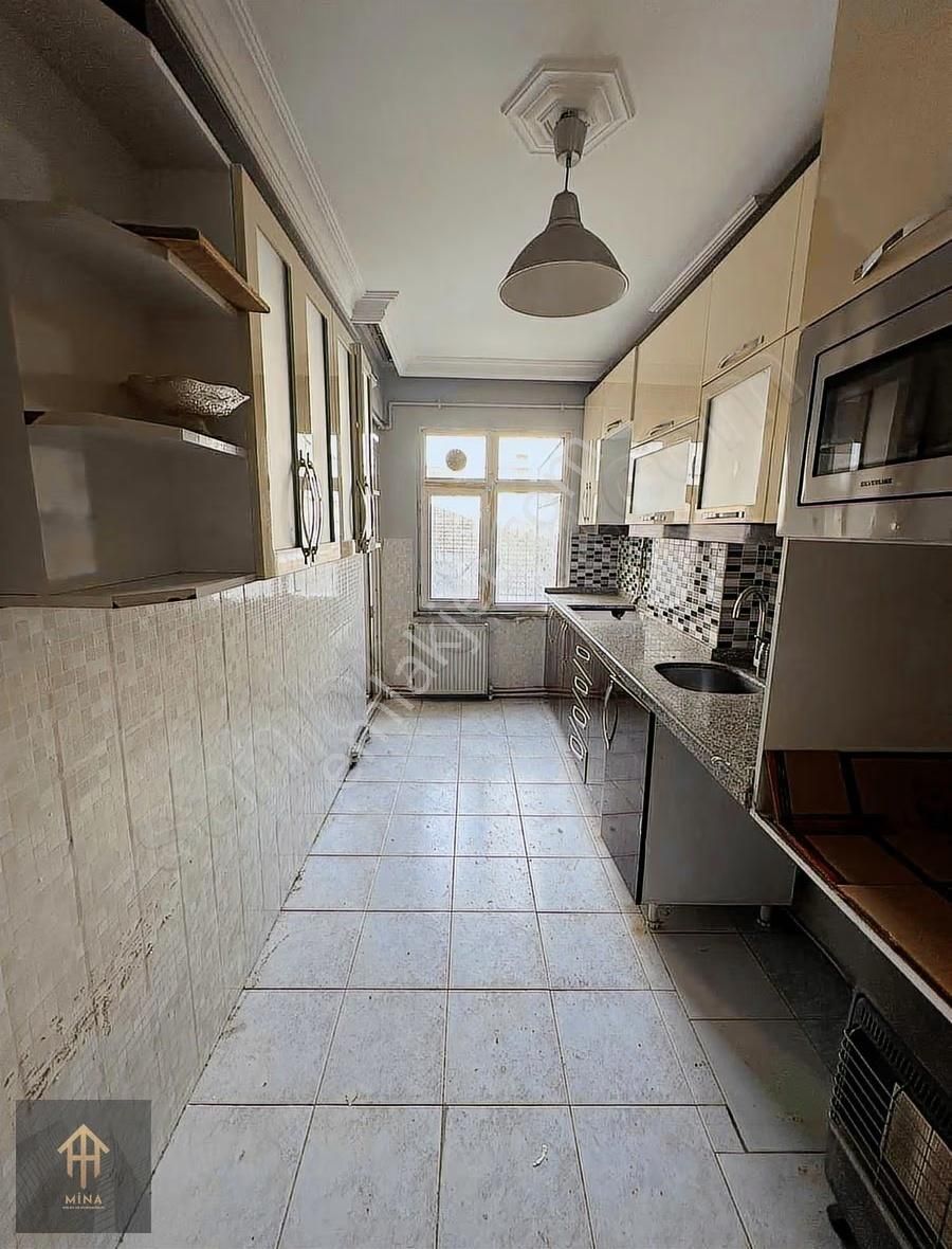 Cadde Üzeri Güngörenin Kalbinde Kale Center Tranvay Durağı Önü - Görsel 11