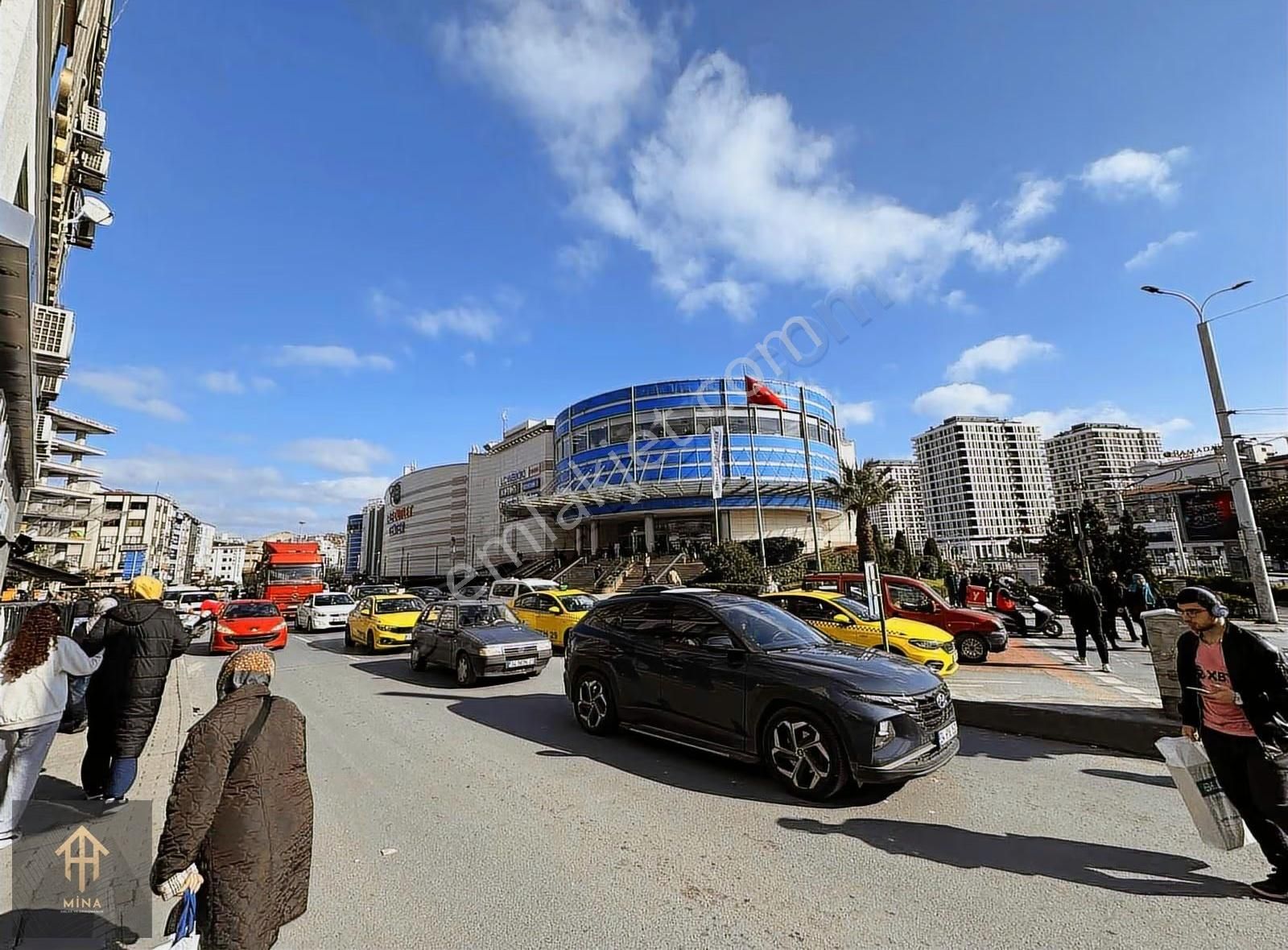 Cadde Üzeri Güngörenin Kalbinde Kale Center Tranvay Durağı Önü - Görsel 16