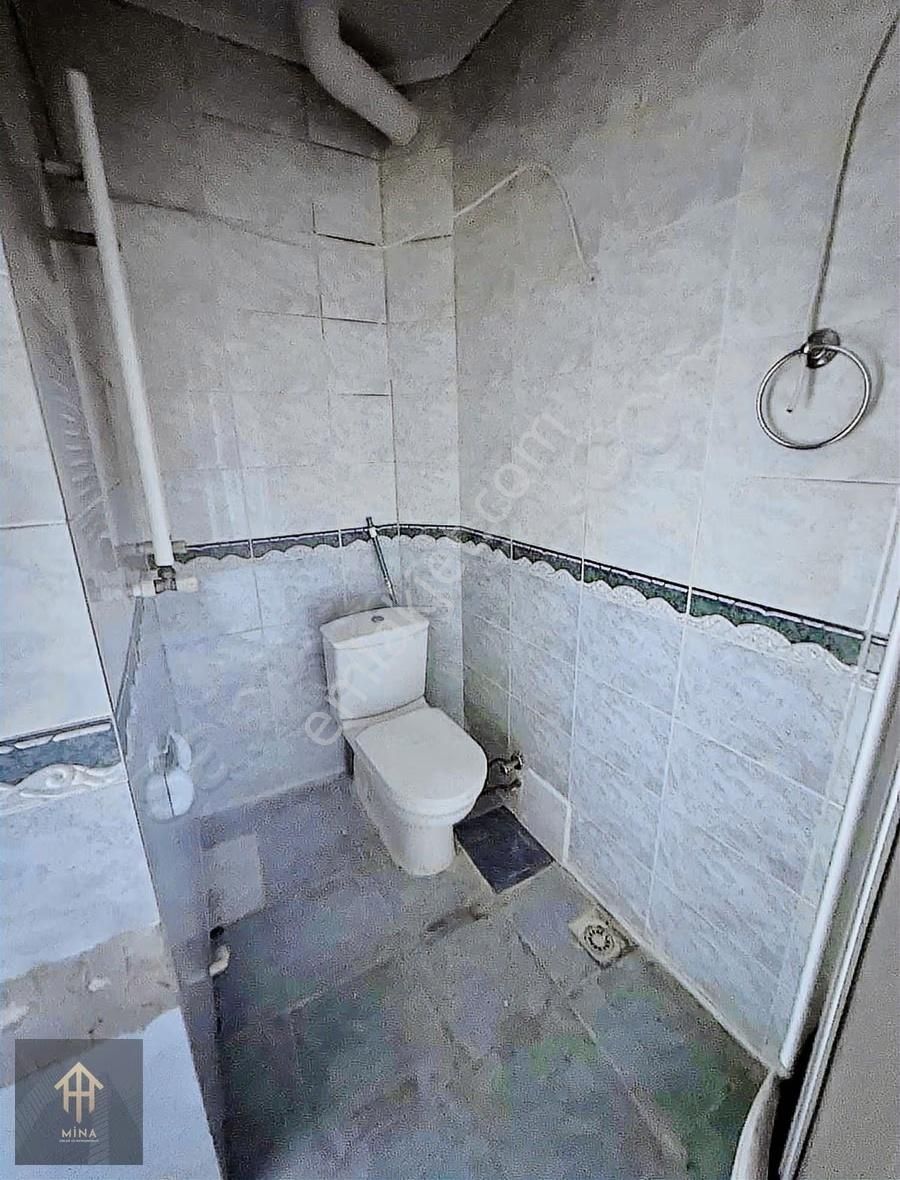 Cadde Üzeri Güngörenin Kalbinde Kale Center Tranvay Durağı Önü - Görsel 6