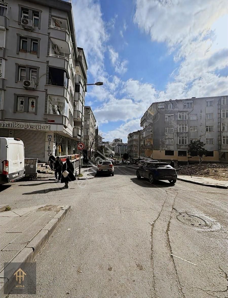 Cadde Üzeri Güngörenin Kalbinde Kale Center Tranvay Durağı Önü - Görsel 30